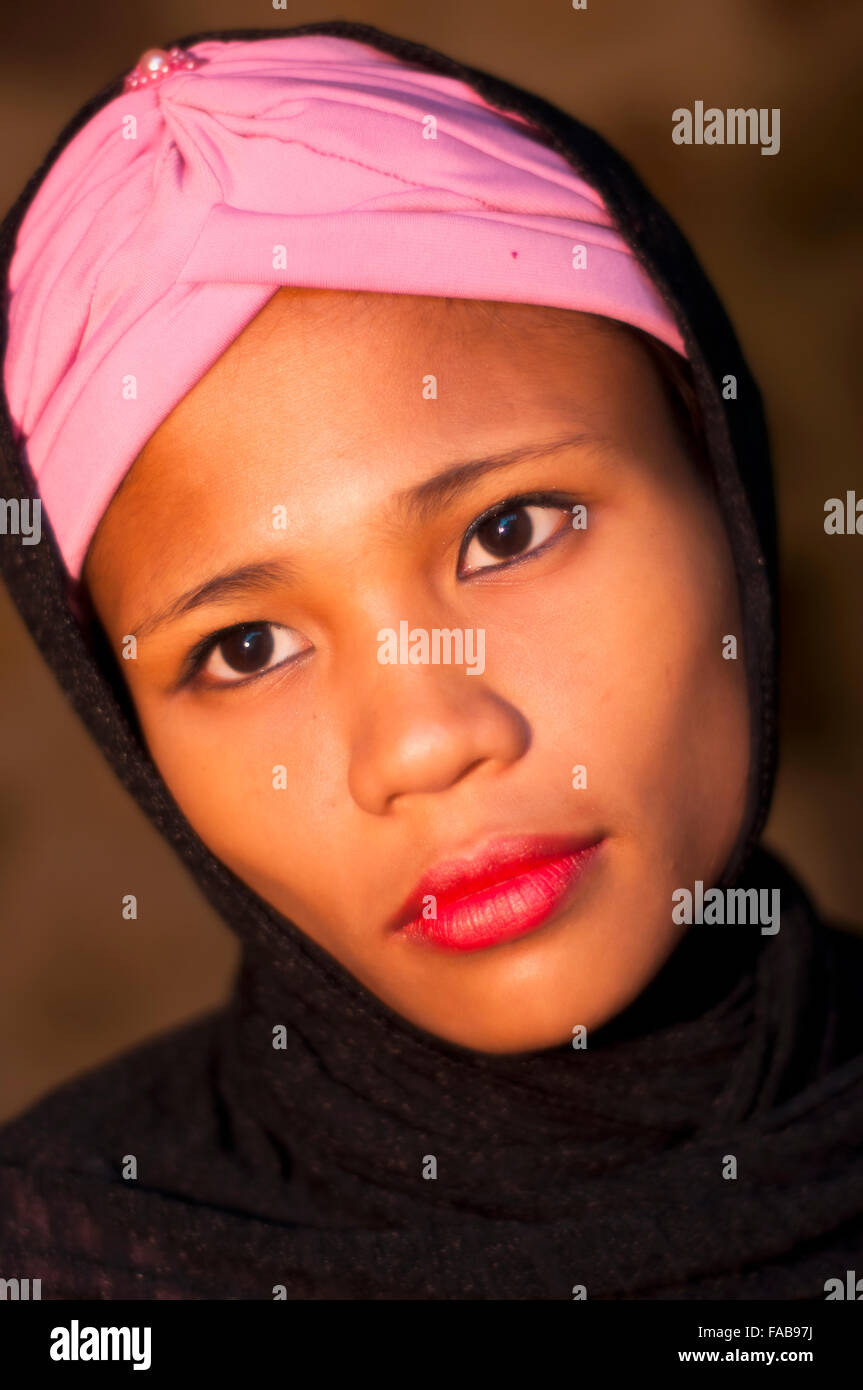 Ritratto di giovani asiatici donna islamica indossano hijab sulla posizione, Cebu, Filippine Foto Stock