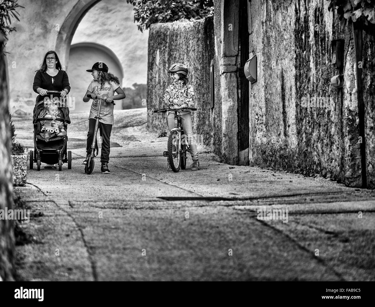 Bambini su biciclette nella città di Caldaro nel Nord Italia Foto Stock