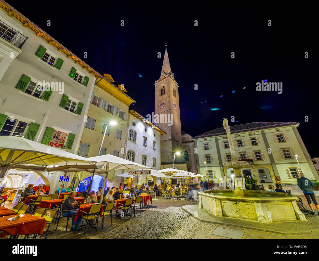Dalla piazza della città di notte comune di Caldaro nel Nord Italia Foto Stock