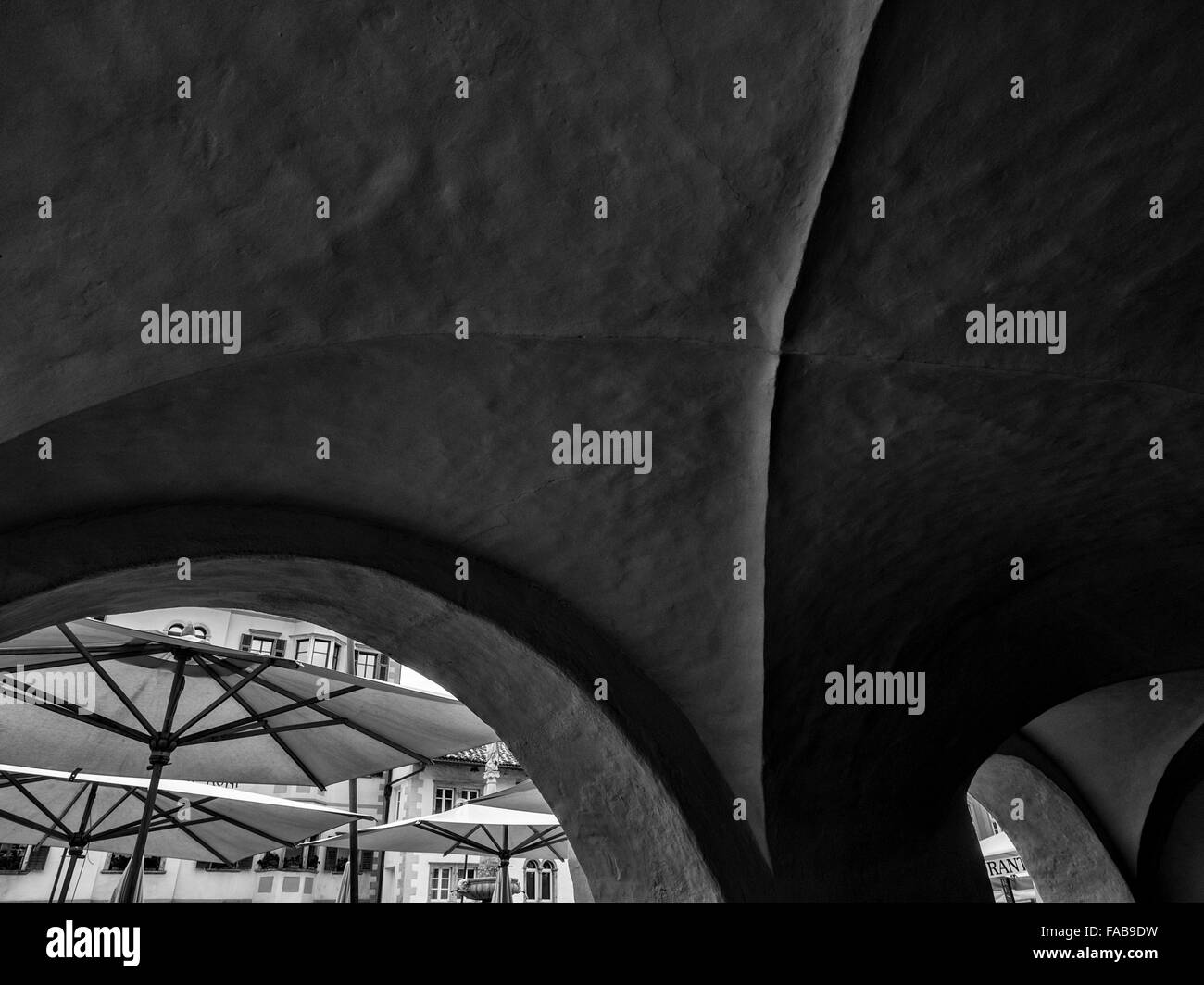 Arco in town square, città di Caldaro in Alto Adige area del Nord Italia Foto Stock