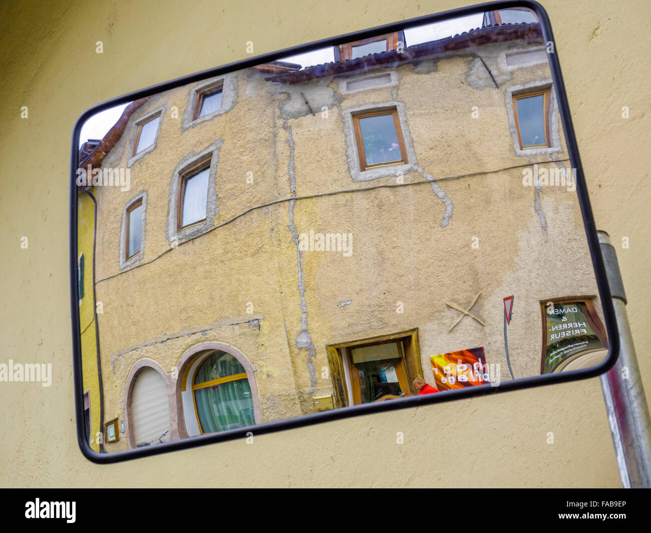 Street riflessioni a specchio nella città di Caldaro in Alto Adige area del Nord Italia Foto Stock
