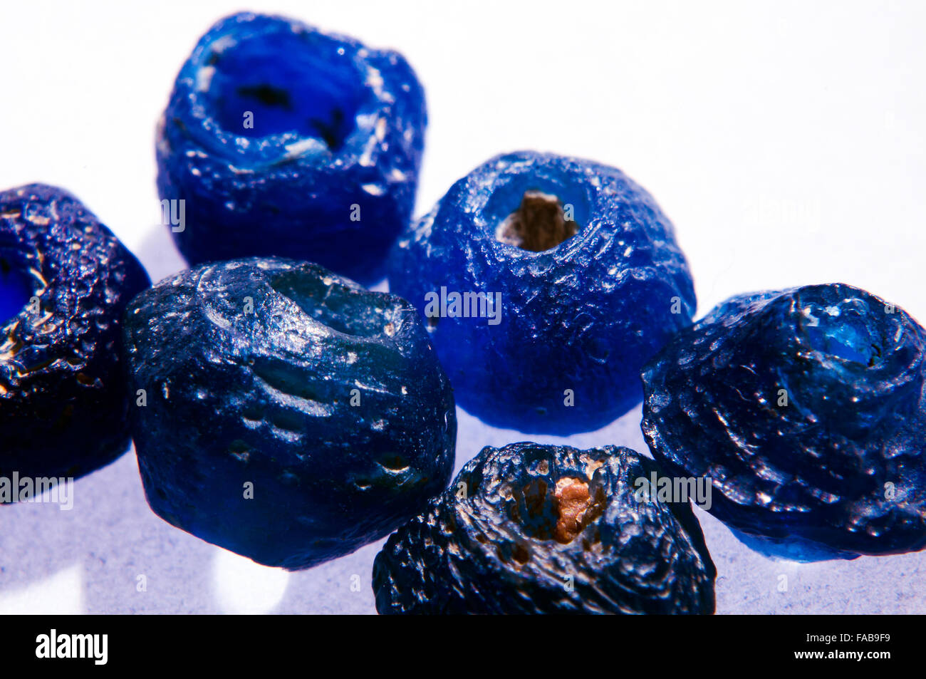 Antico romano perline di vetro in studio di impostazione Foto Stock