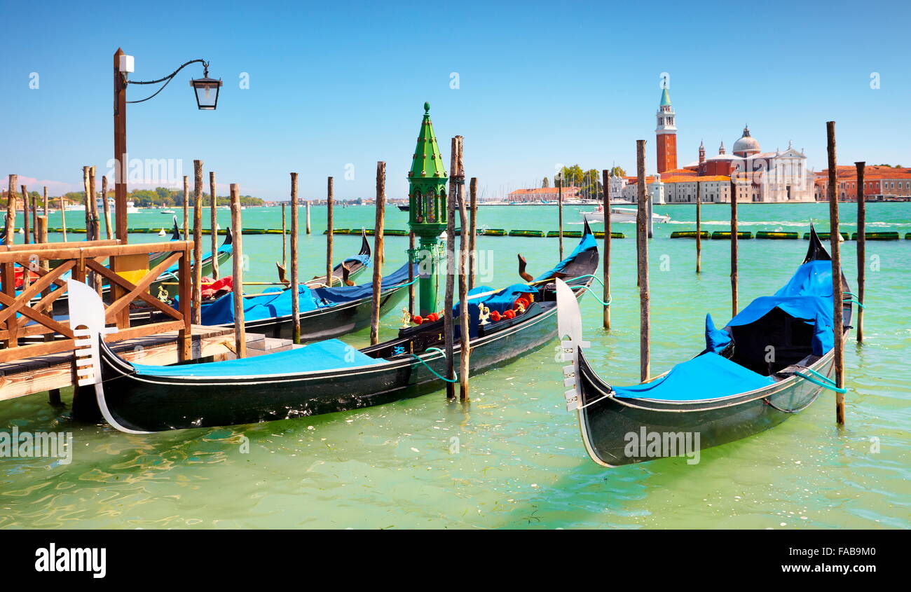 Punto di vista veneziano - gondola sul Canal Grande e la chiesa di San Giorgio Maggiore, Venezia, Italia, UNESCO Foto Stock