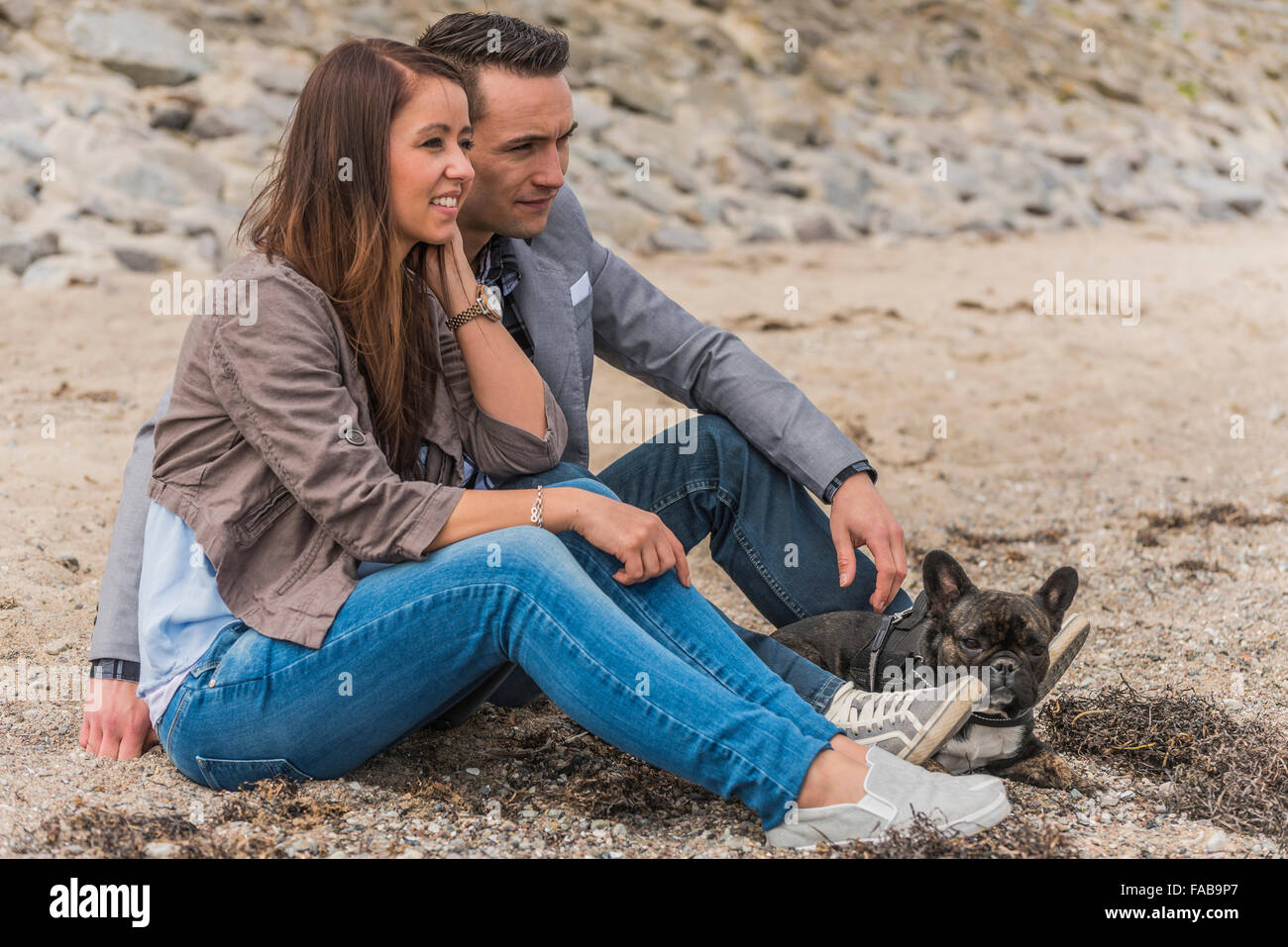 Giovane, 25-30 età, con il cane al litorale del Mar Baltico, Foto Stock