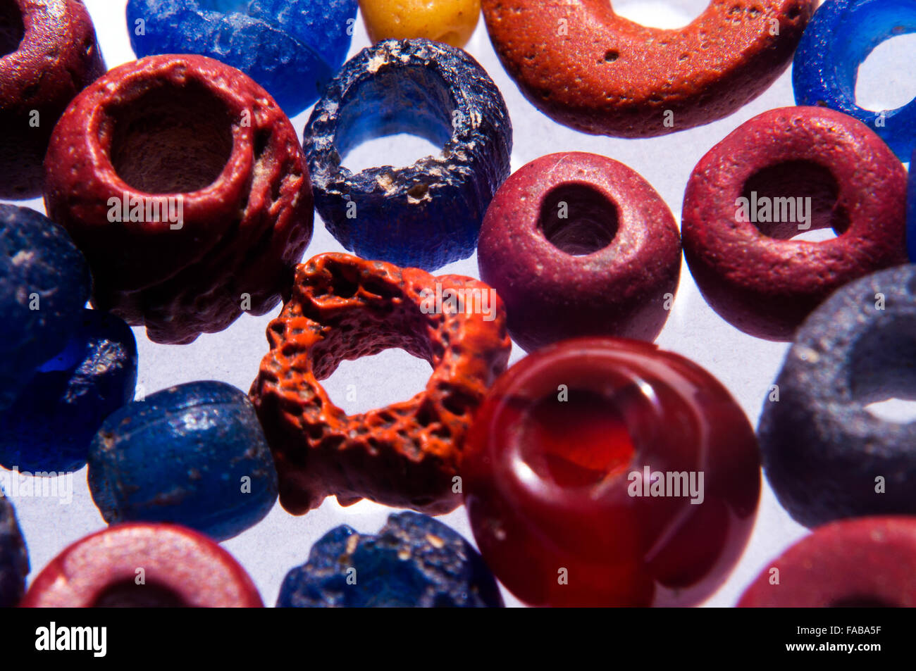 Antico romano perline di vetro in studio di impostazione Foto Stock