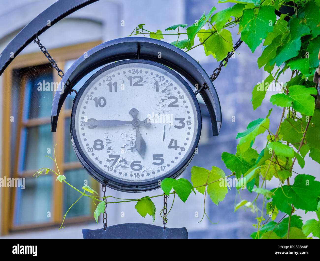 Orologio nella città di Caldaro nel Nord Italia Foto Stock