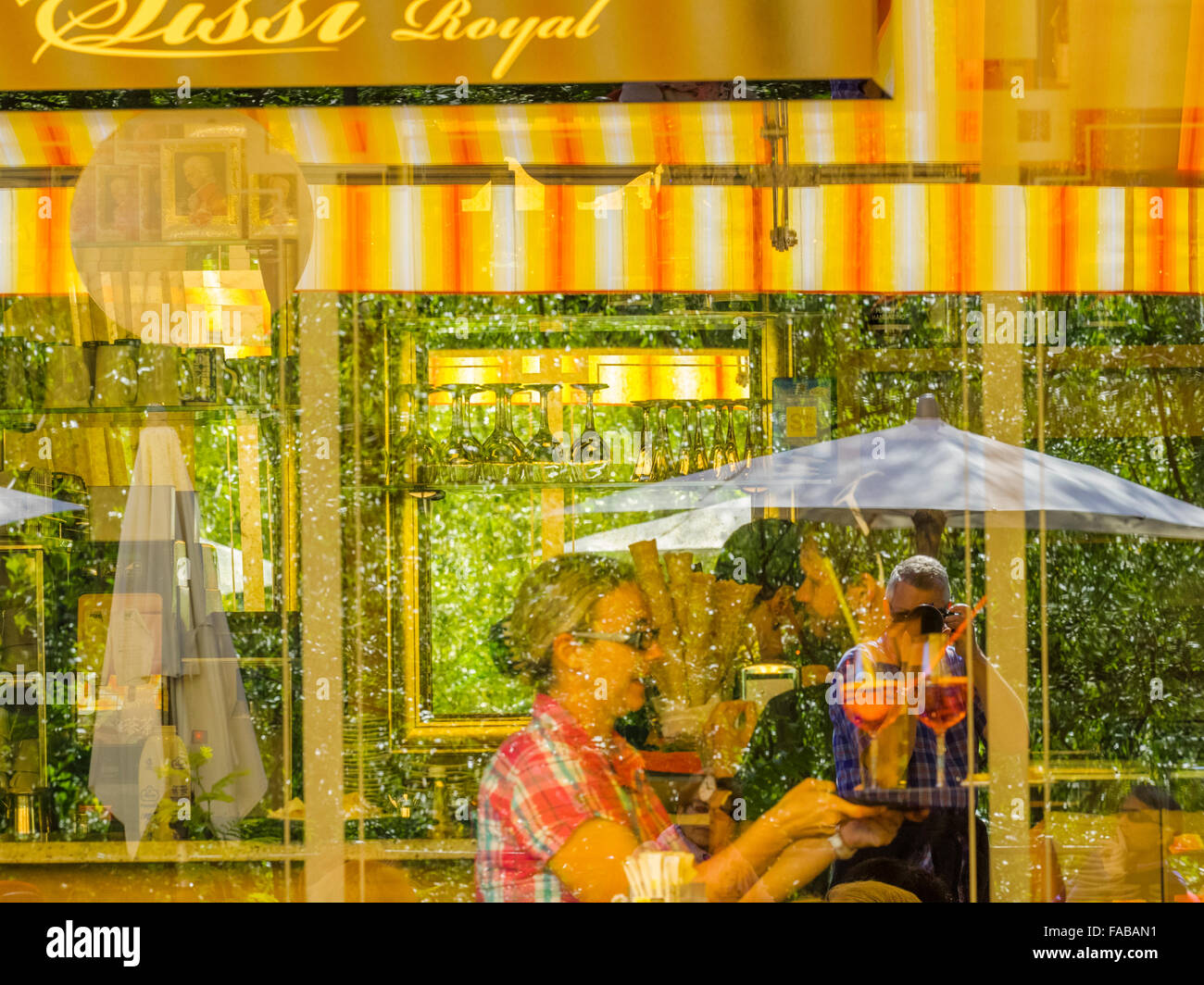 Finestra barra con riflessi nella città di Merano in nord Italia Foto Stock