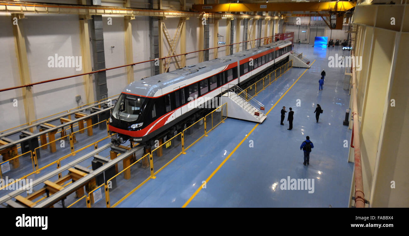 Changsha. Il 26 dicembre, 2015. Foto scattata a Dic. 26, 2015 mostra una sospensione magnetica treno a Changsha, capitale della centrale provincia cinese di Hunan. Cina il primo a bassa e media velocità magnetico ferroviario sospeso è stato messo in esecuzione del test in Changsha del 26 dicembre. La Cina ha intellectural indipendente diritti di proprietà sul 18,55 chilometri di ferrovia. Credito: lunga Hongtao/Xinhua/Alamy Live News Foto Stock