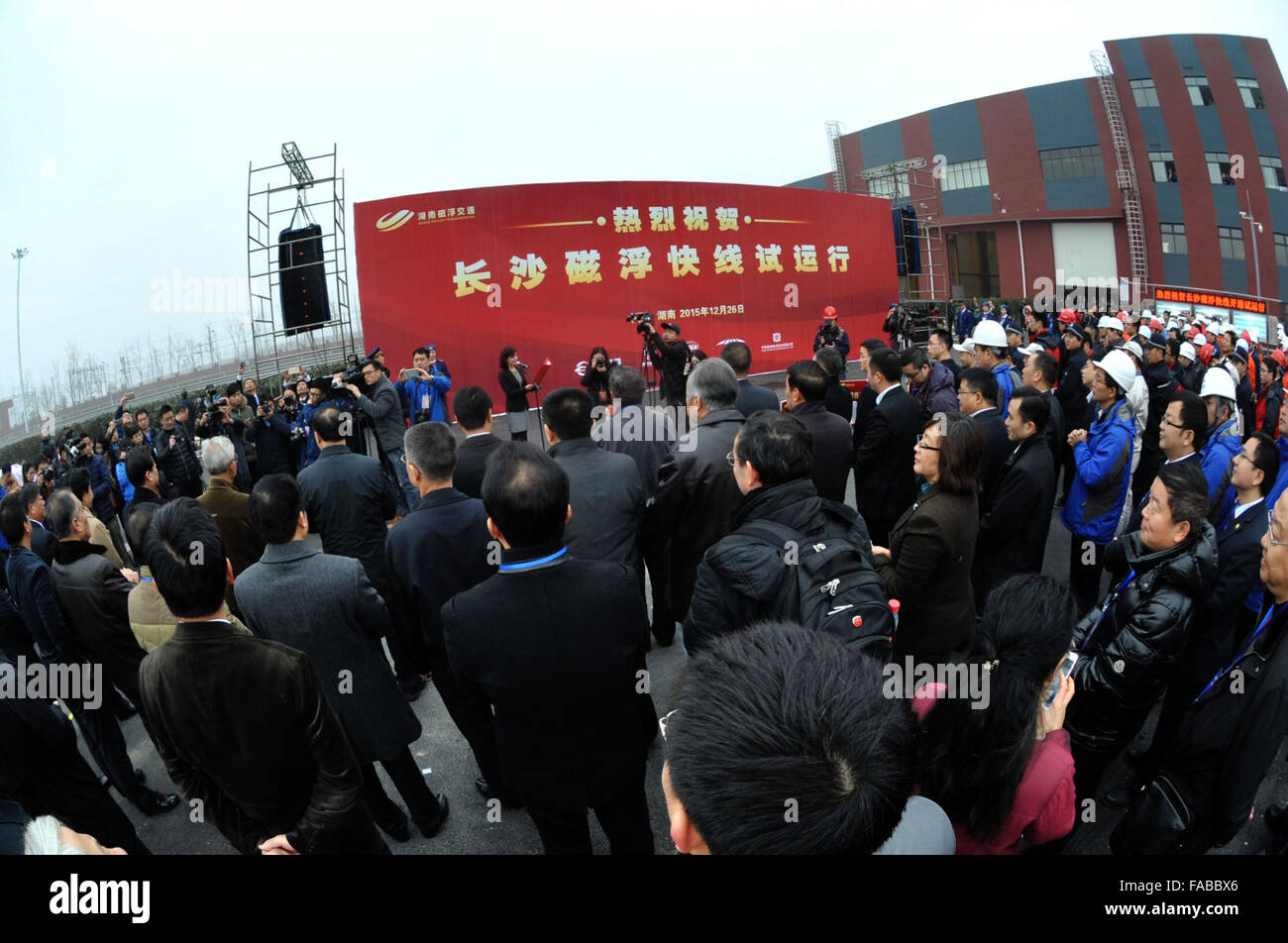 Changsha. Il 26 dicembre, 2015. Foto scattata a Dic. 26, 2015 mostra il test in esecuzione cerimonia del magnetico di una ferrovia sospesa in Changsha, capitale della centrale provincia cinese di Hunan. Cina il primo a bassa e media velocità magnetico ferroviario sospeso è stato messo in esecuzione del test in Changsha del 26 dicembre. La Cina ha intellectural indipendente diritti di proprietà sul 18,55 chilometri di ferrovia. Credito: lunga Hongtao/Xinhua/Alamy Live News Foto Stock