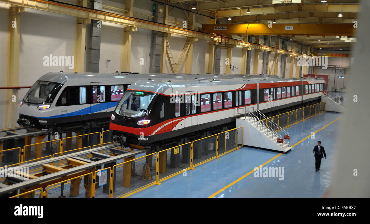 Changsha. Il 26 dicembre, 2015. Foto scattata a Dic. 26, 2015 mostra una sospensione magnetica treno a Changsha, capitale della centrale provincia cinese di Hunan. Cina il primo a bassa e media velocità magnetico ferroviario sospeso è stato messo in esecuzione del test in Changsha del 26 dicembre. La Cina ha intellectural indipendente diritti di proprietà sul 18,55 chilometri di ferrovia. Credito: lunga Hongtao/Xinhua/Alamy Live News Foto Stock