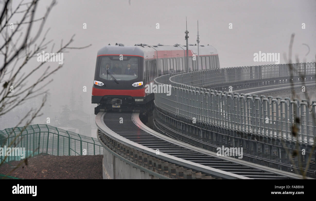 Changsha. Il 26 dicembre, 2015. Foto scattata a Dic. 26, 2015 rappresenta un treno che corrono su un supporto magnetico ferroviario sospeso in Changsha, capitale della centrale provincia cinese di Hunan. Cina il primo a bassa e media velocità magnetico ferroviario sospeso è stato messo in esecuzione del test in Changsha del 26 dicembre. La Cina ha intellectural indipendente diritti di proprietà sul 18,55 chilometri di ferrovia. Credito: lunga Hongtao/Xinhua/Alamy Live News Foto Stock