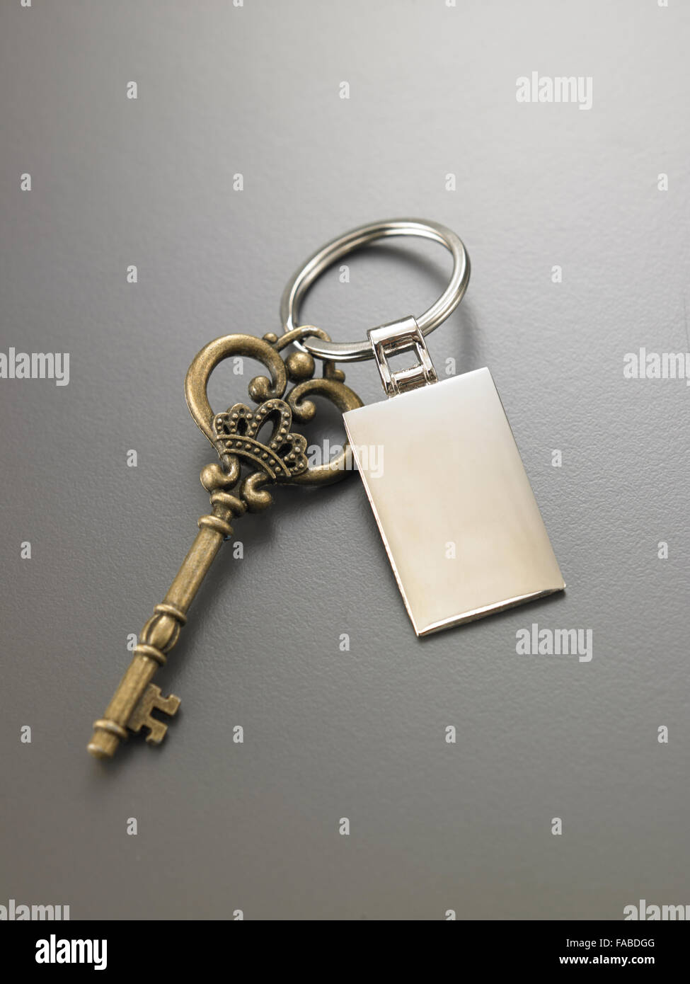 Vecchia chiave con vuoto tag argentato Foto Stock