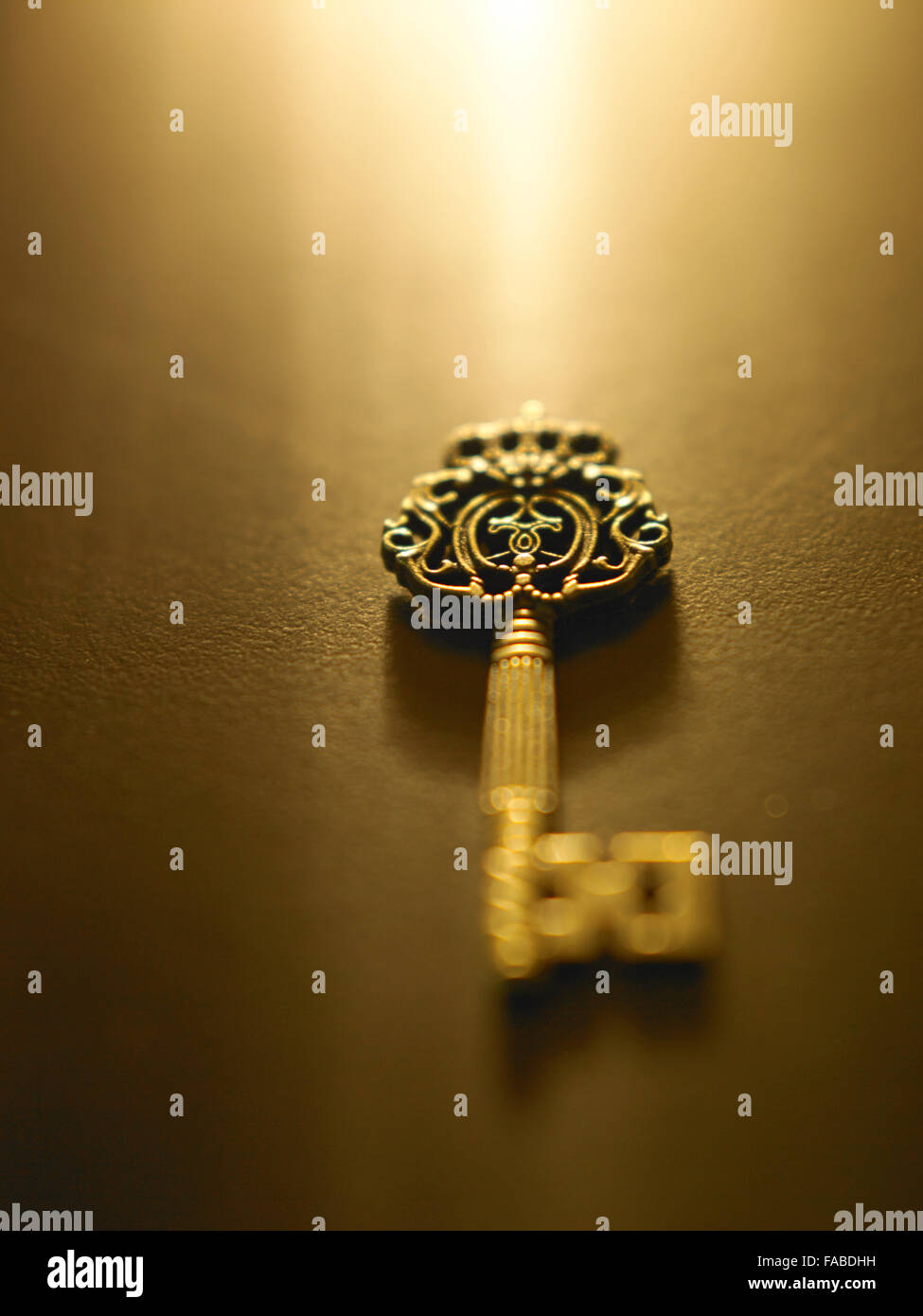 Raggio di luce cadono sulla chiave con apertura grande Foto Stock