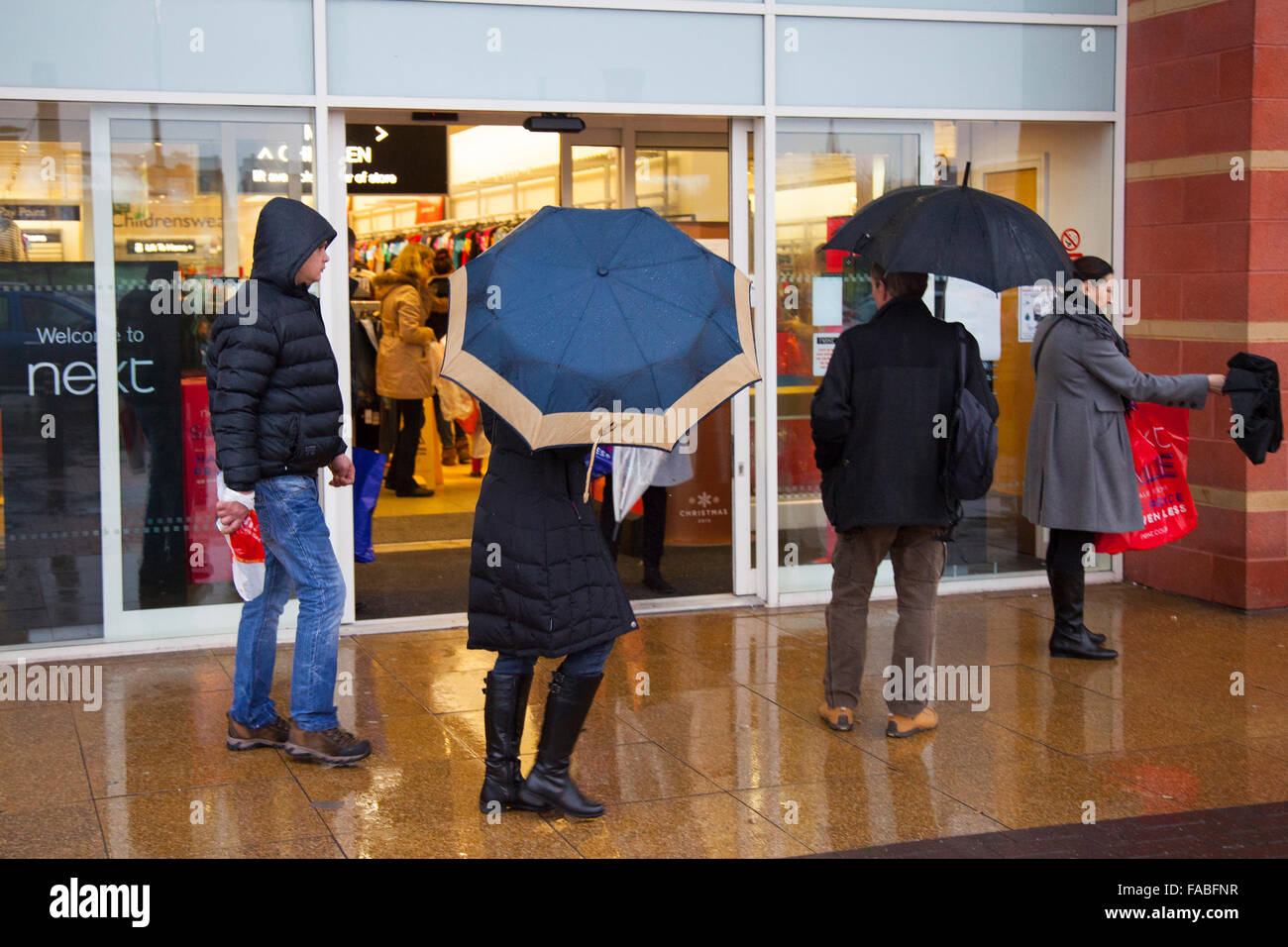 Southport, Merseyside, Regno Unito 26 dicembre, 2015. Prossima Boxing Day Vendite. Boxing Day sales iniziato alle 6 del mattino con l'apertura del prossimo con i negozi rimangono aperte fino a 6pm. Felici gli amanti dello shopping! Accanto si aspetta le migliori occasioni per essere spento i ripiani a metà mattina, significato EARLY BIRDS potrà ottenere maggiori sconti. Credito: MarPhotographics/Alamy Live News Foto Stock