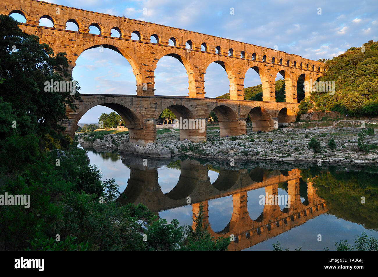 Acquedotto Romano di Pont du Gard riflessa nel fiume Gardon in serata, Remoulins, Provenza, Francia meridionale, Francia, Europa Foto Stock