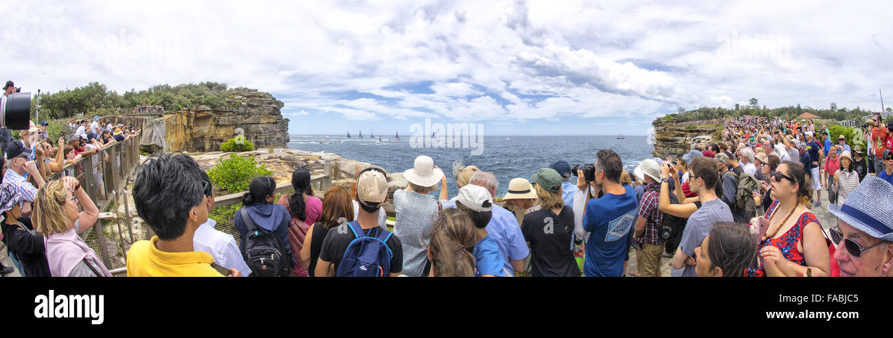 Sydney, Australia. Il 26 dicembre, 2015. Le persone hanno guardato dalla testa del sud come il super maxis lasciato il porto di Sydney e la testa verso Bondi allo start della gara di yacht. Credito: Simonito Tecson/Alamy Live News Foto Stock