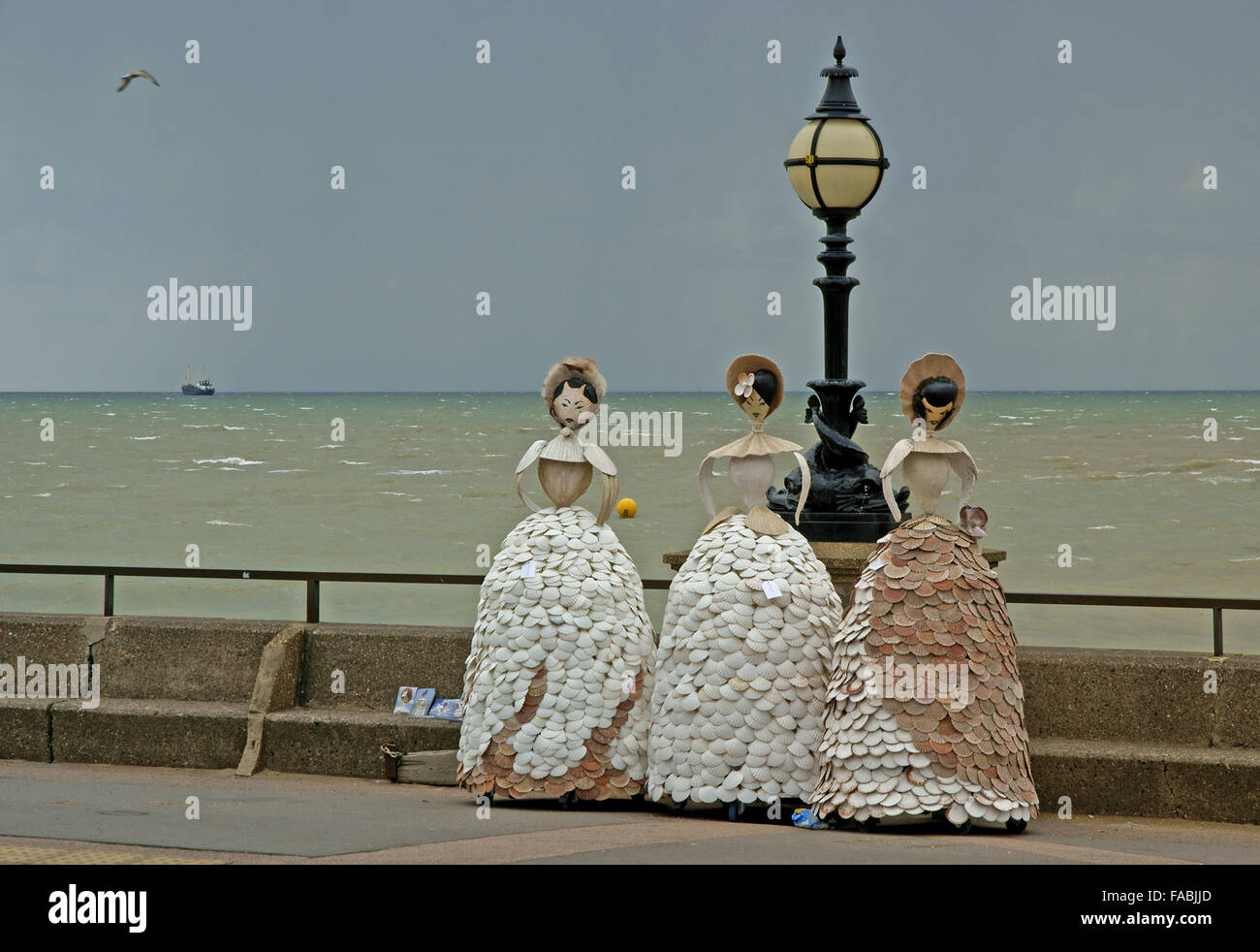 Seashell carrelli su un mare tempestoso in Margate, Inghilterra Foto Stock