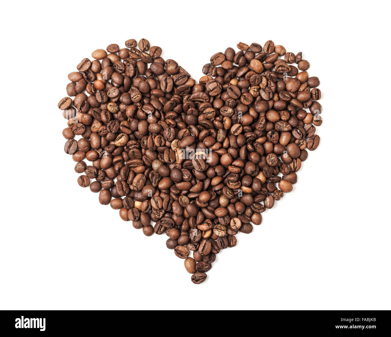 A forma di cuore ad pila di caffè torrefatto in grani isolati su sfondo bianco Foto Stock