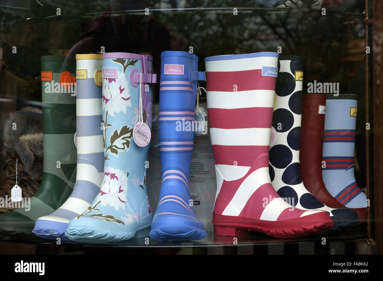 Stivali da pioggia in vetrina Foto Stock