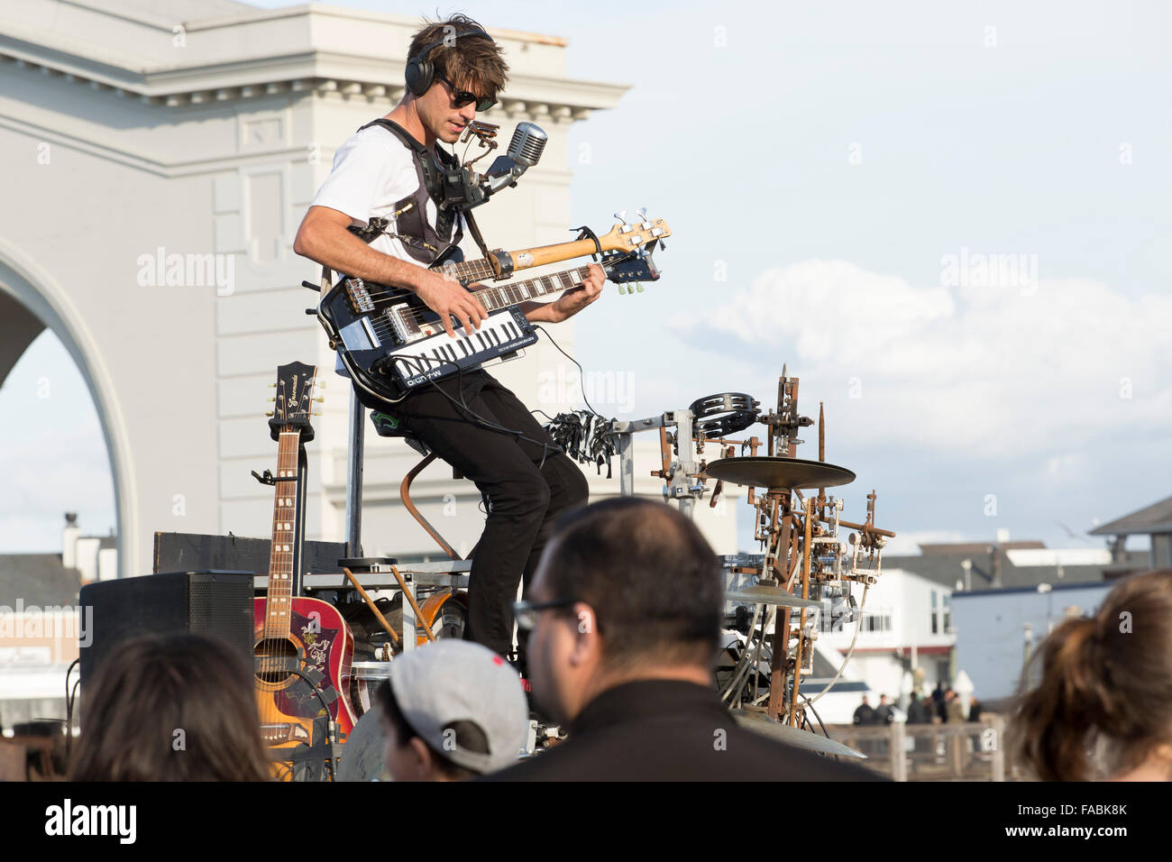 One man band musicista dal vecchio porto di gate, l'Embarcadero, San Francisco, California settentrionale Foto Stock