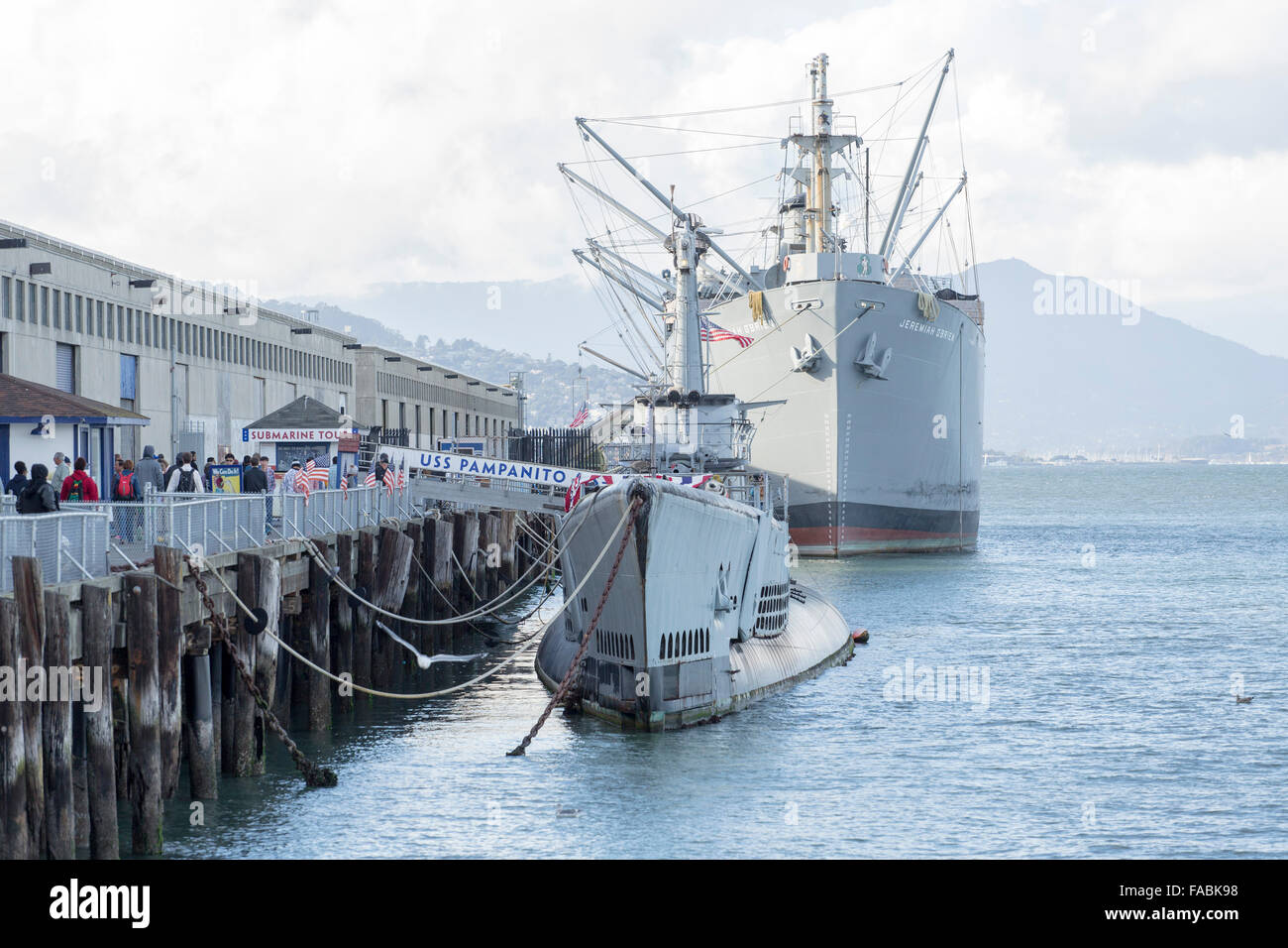 SS Jeremiah o'Brien, nave museo liberty, con sottomarino USS Pampanito di fronte a San Francisco Bay, California, USA Foto Stock