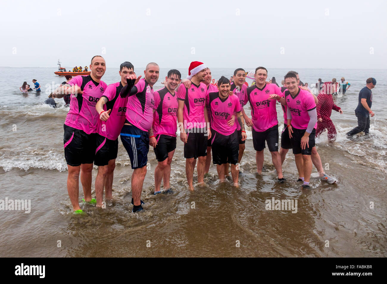 Redcar, Regno Unito. Il 26 dicembre, 2015. I partecipanti che pongono in mare nel tradizionale Boxing Day carità 'ip' a redcar cleveland, Regno Unito 26 dicembre 2015 Credit: Pietro Giordano_NE/Alamy Live News Foto Stock