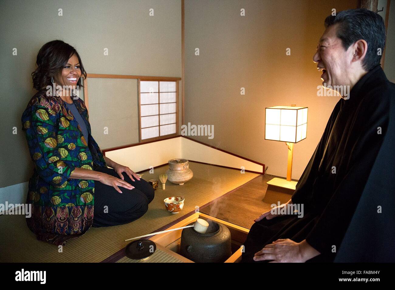 Stati Uniti La First Lady Michelle Obama è mostrato l'arte di occorrente per il te giapponese da parte di un maestro del tè al Kiyomizu-dera tempio Buddista Marzo 20, 2015 a Kyoto, in Giappone. Foto Stock