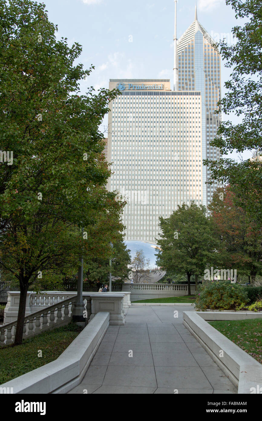 Vista dal Millennium Park verso One Prudential Plaza a Chicago, Illinois, USA, con due Prudential Plaza alle spalle Foto Stock