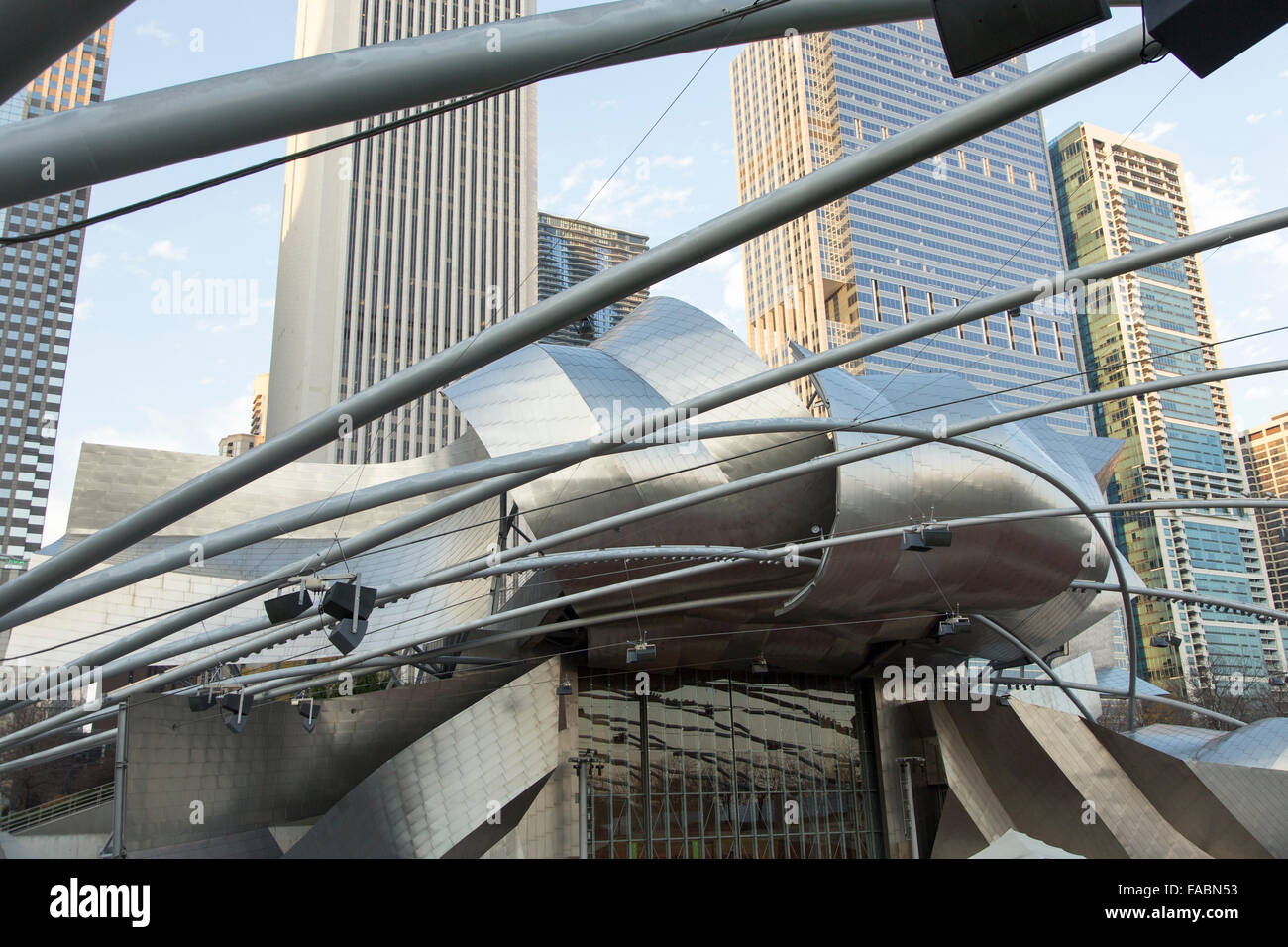 Struttura a traliccio del Jay Pritzker Pavilion in Millennium Park, Chicago, Illinois, USA con grattacieli dello skyline dietro Foto Stock