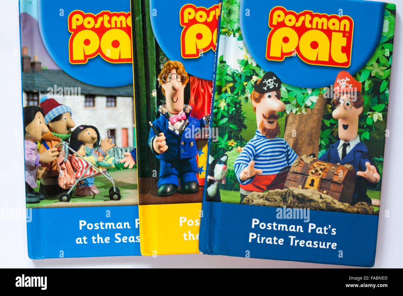 Tre portalettere Pat libri per bambini con il postino Pat il tesoro dei pirati sulla parte superiore impostato su sfondo bianco Foto Stock