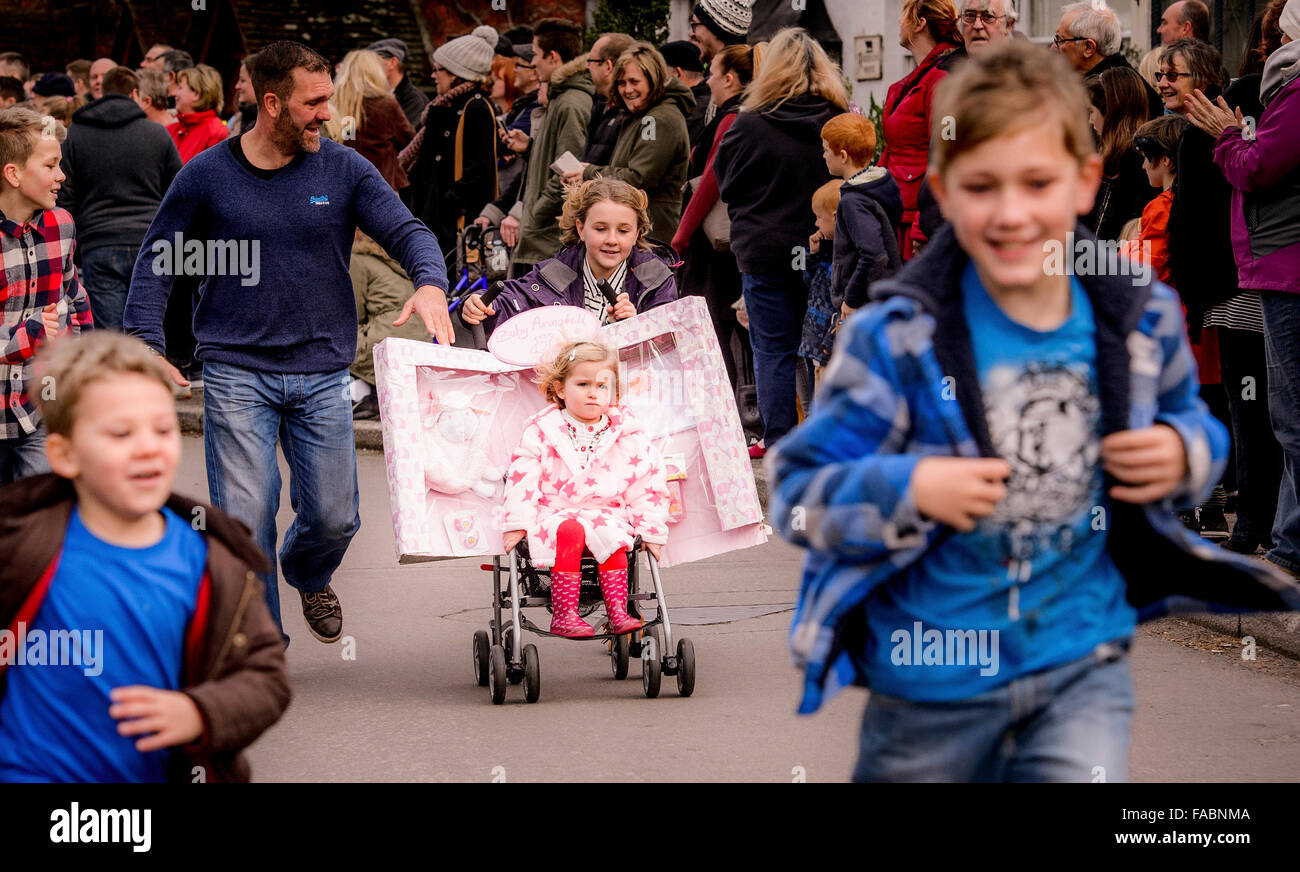 East Hoathly, nelle vicinanze del Lewes, East Sussex, Regno Unito. 26 dicembre, 2015. Gli abitanti di un villaggio di competere nel loro annuale Boxing Day Pram gara tra i pub in east hoathly nelle vicinanze del Lewes East Sussex. Credito: Jim Holden/Alamy Live News Foto Stock