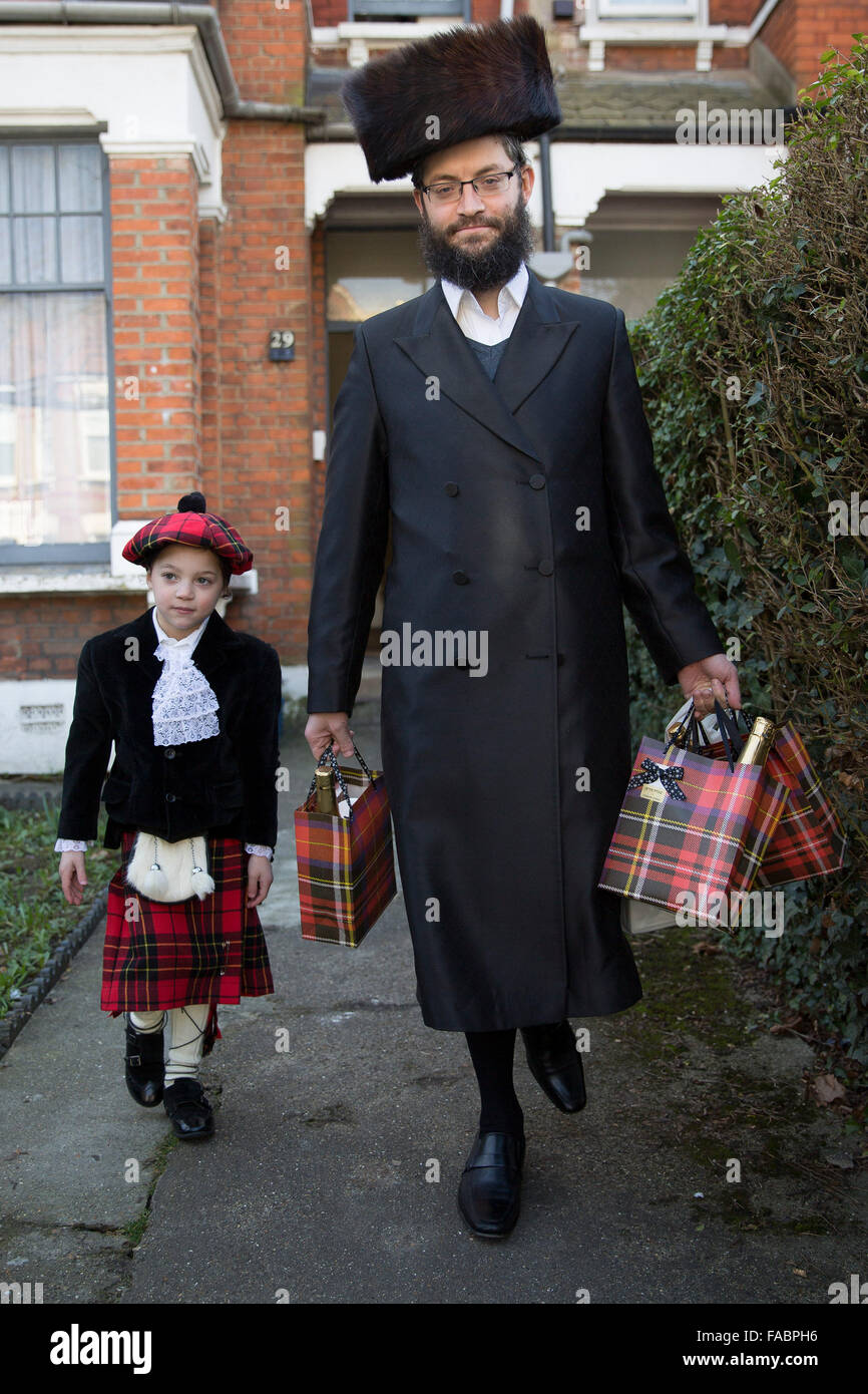 I membri della comunità ebraica di Stamford Hill Londra nord prendere parte alla festa di Purim Foto Stock