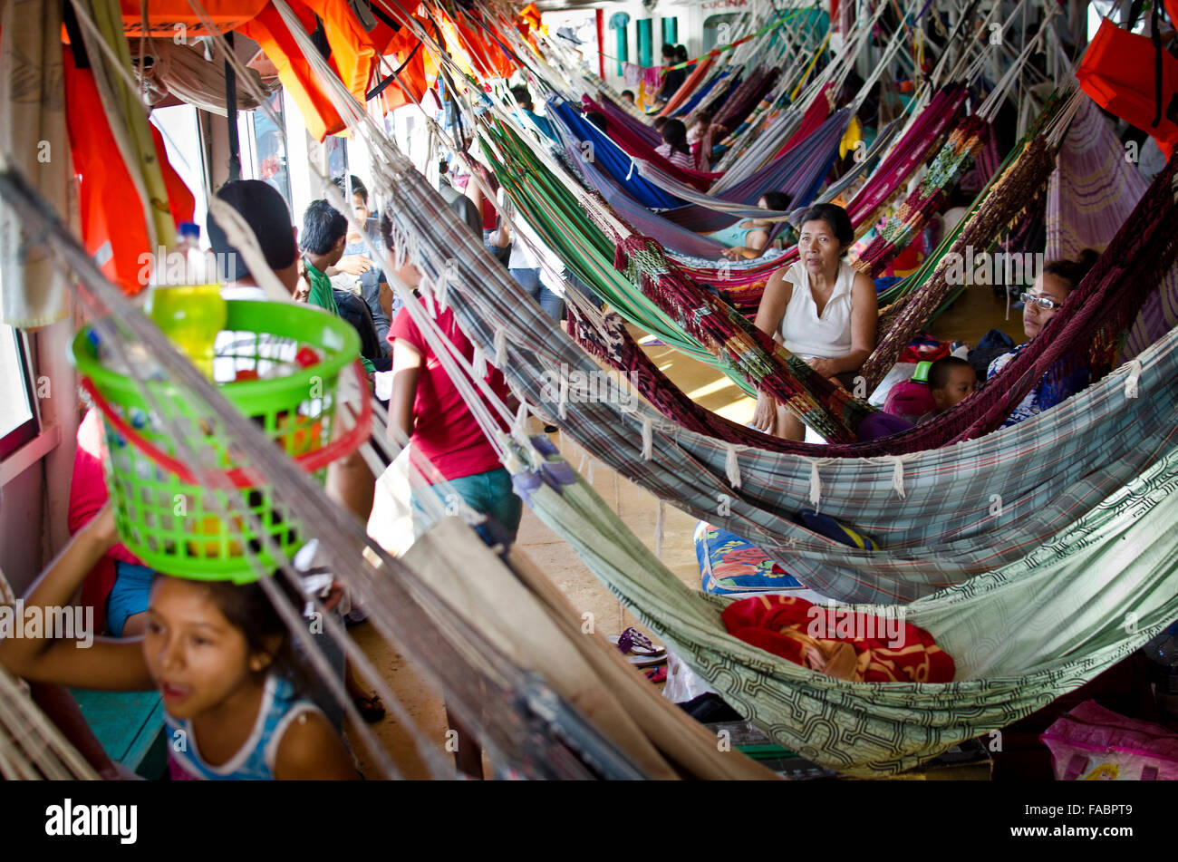 I passeggeri di Henry 2 barca da Pucallpa a Iquitos sul fiume Ucayali,Perù Foto Stock