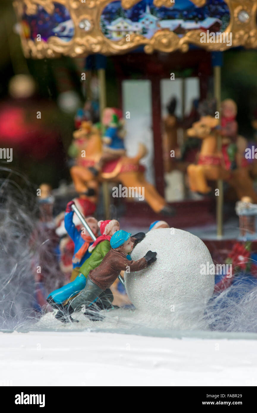 Giocattoli di Natale scena di neve la finestra di visualizzazione. Broadway, Cotswolds, Inghilterra Foto Stock