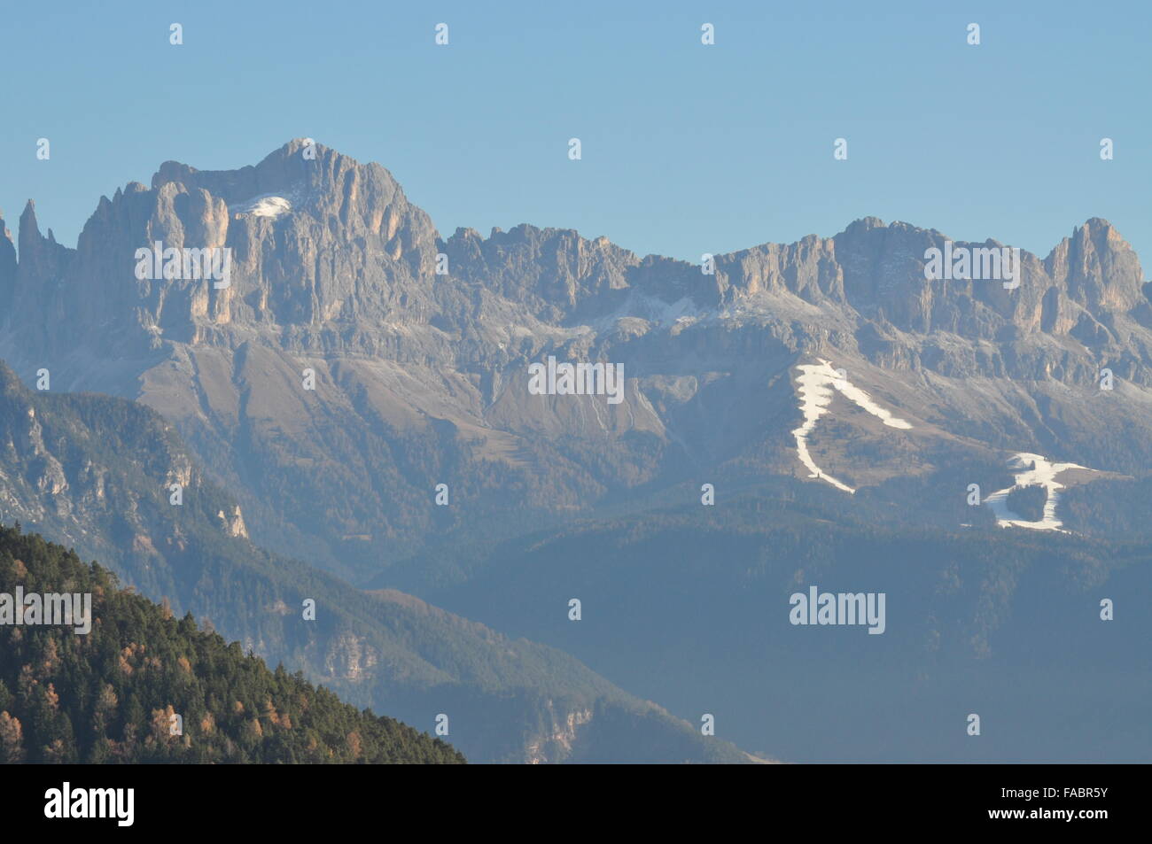 Le piste da sci di Carezza sul Catinaccio innevate artificialmente Foto Stock
