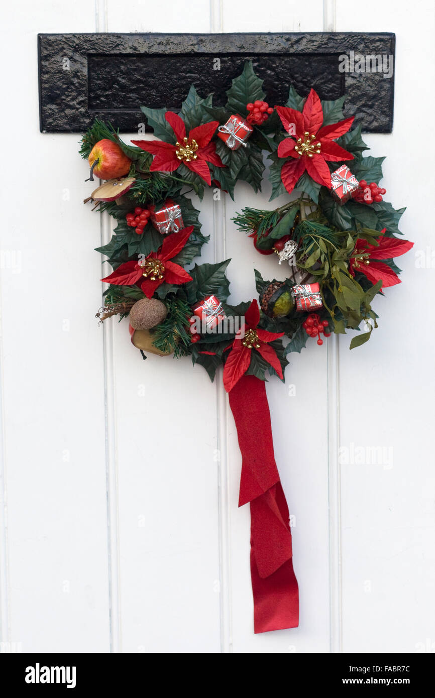 Un vischio Ghirlanda di Natale su una porta anteriore Foto stock - Alamy