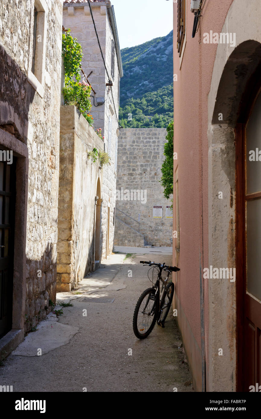 Una strada stretta tra due edifici di Ston, Croazia. Foto Stock