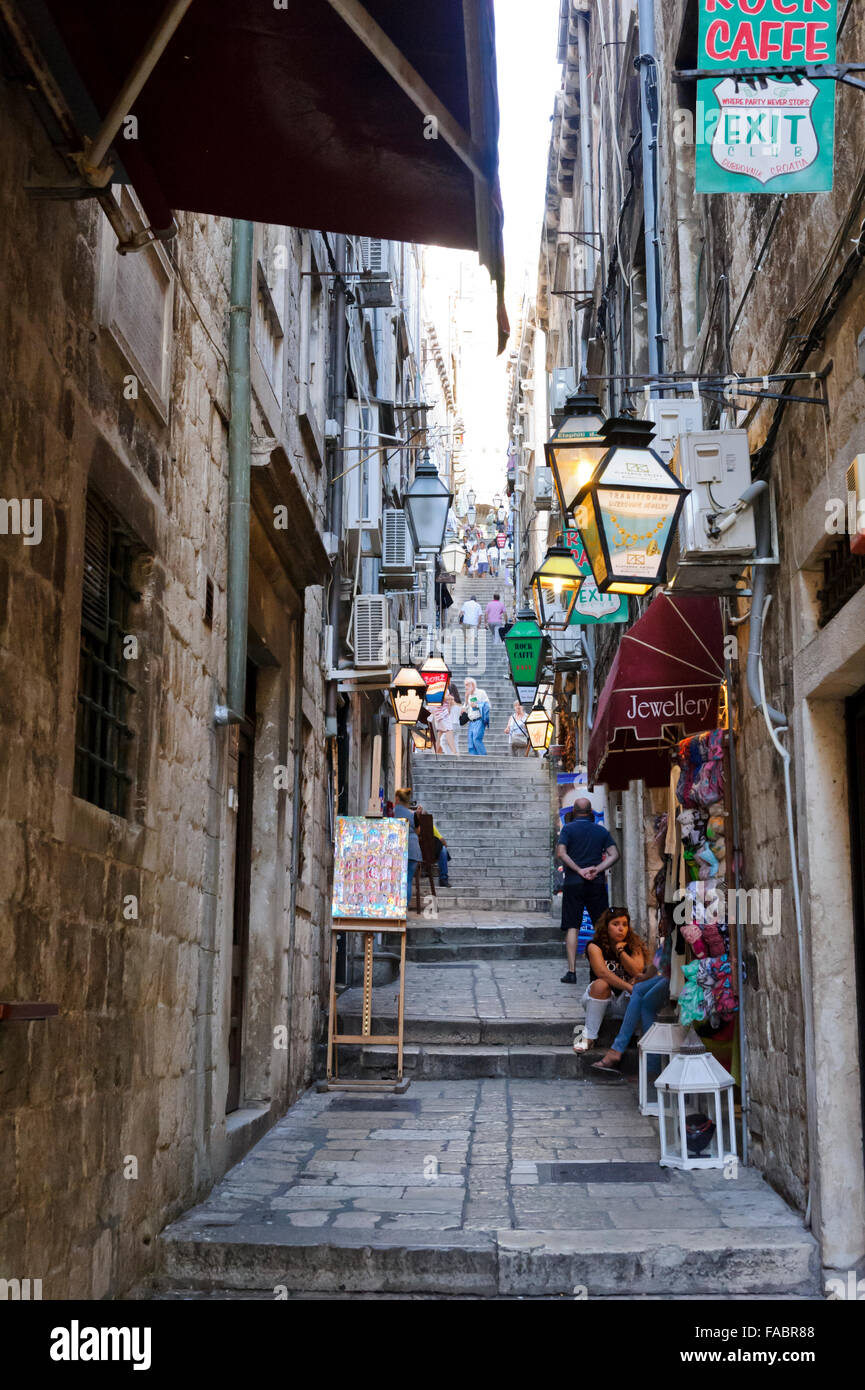 Una strada stretta tra gli edifici in Dubrovnik, Croazia. Foto Stock