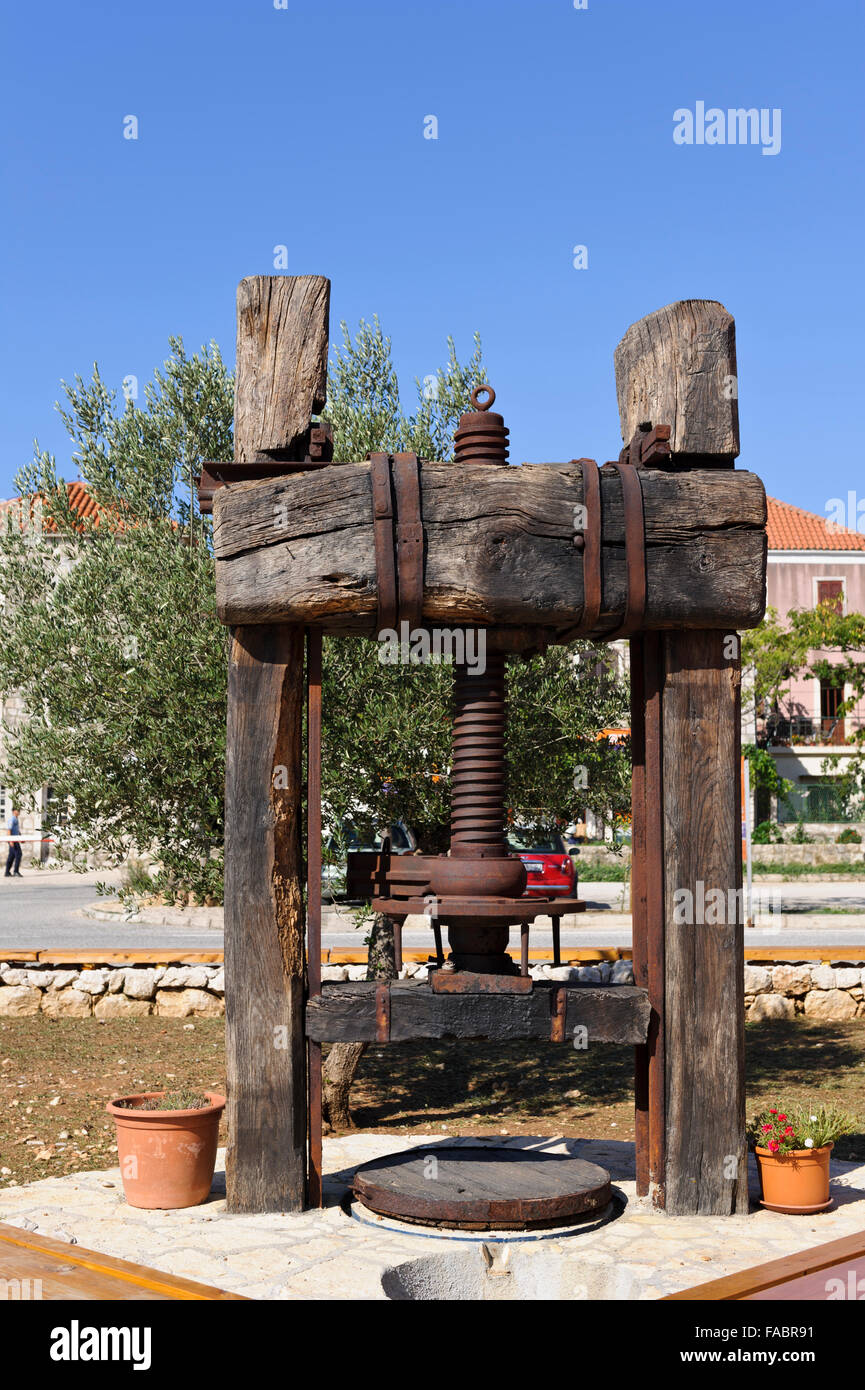 Un vecchio pressa in legno scultura sul display della strada di Ston, Croazia. Foto Stock
