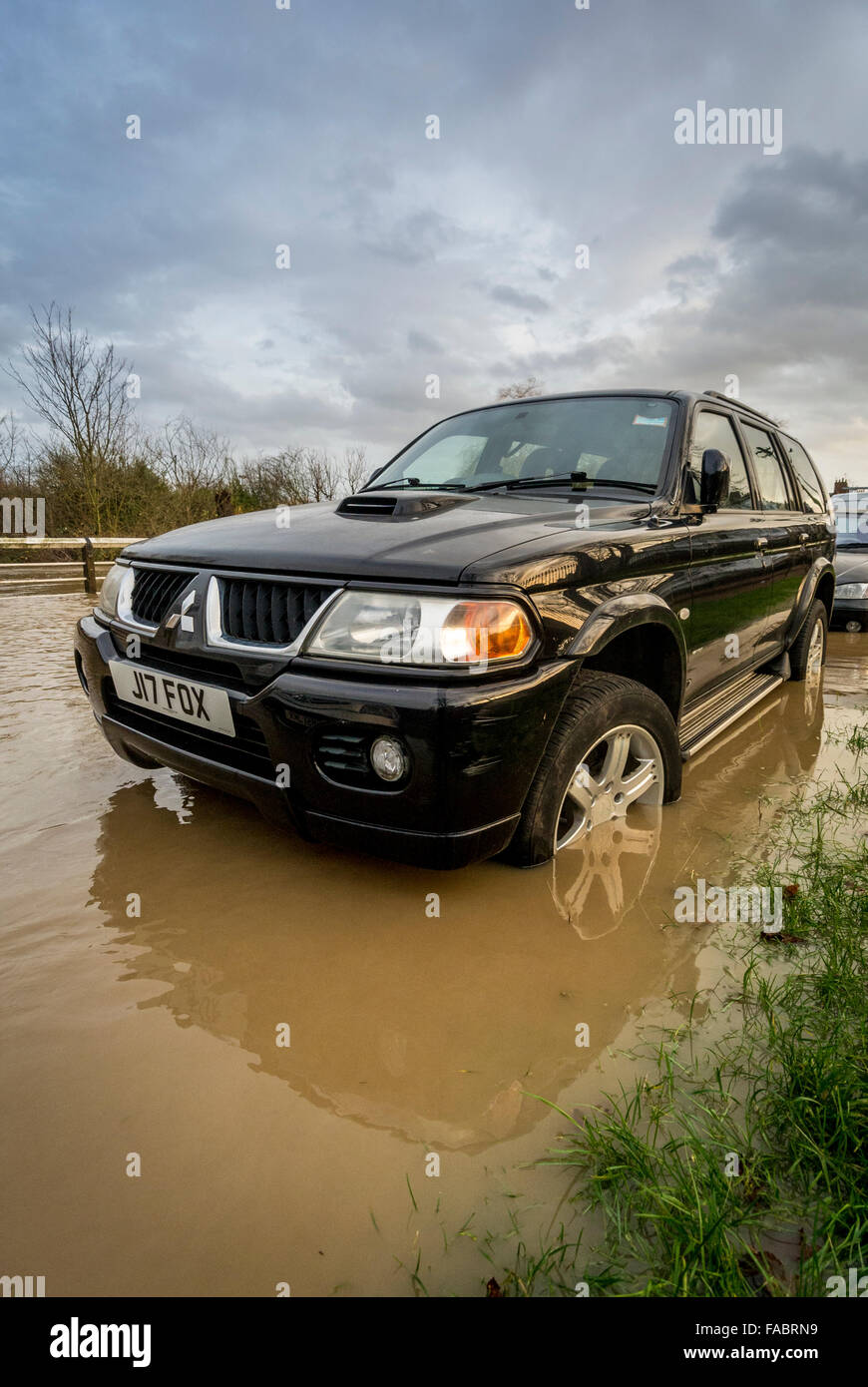 York, Regno Unito. 26 dicembre, 2015. Regno Unito meteo. Heavy Rain nel nord dell'Inghilterra provoca inondazioni in York il Boxing Day come il fiume Foss rompe gli argini. Automobili parcheggiate lungo la strada di Huntington a York sono inondati come il fiume aumenta improvvisamente. I veicoli 4WD hanno un netto vantaggio in altezza. Foto Fotografia Bailey-Cooper/Alamy Live News Foto Stock