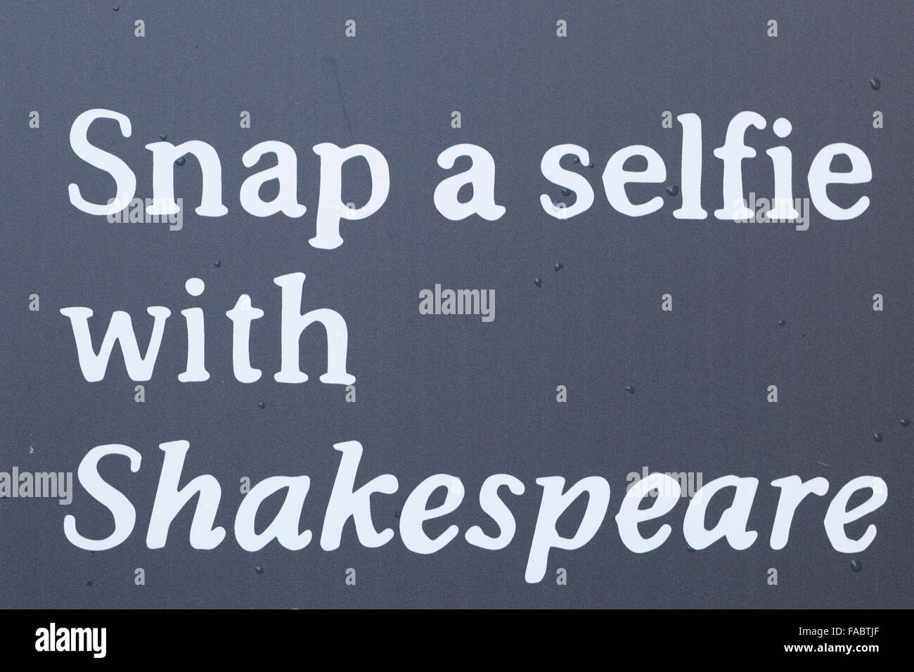 'Snap un selfie con Shakespeare' scritta su una lavagna in Chalk Foto Stock