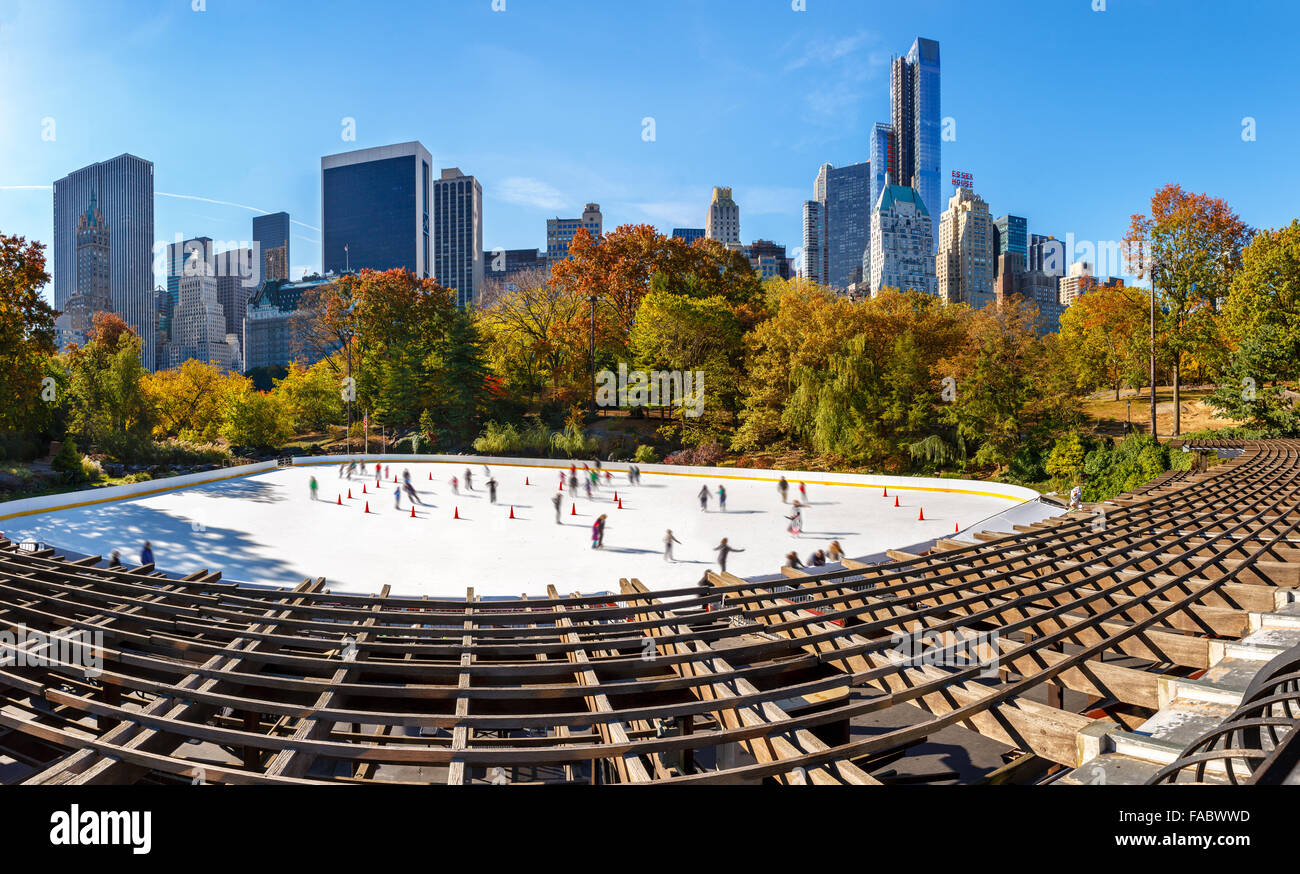 Wollman pista di pattinaggio su una mattina di sole in autunno, Central Park South e Midtown Manhattan grattacieli. La città di New York Foto Stock