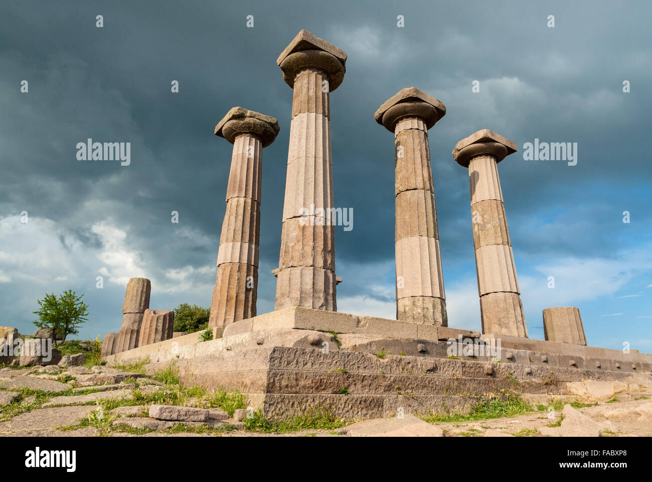 Il tempio di Athena nel sito archeologico dell'antica Assos in Behramkale, Turchia Foto Stock