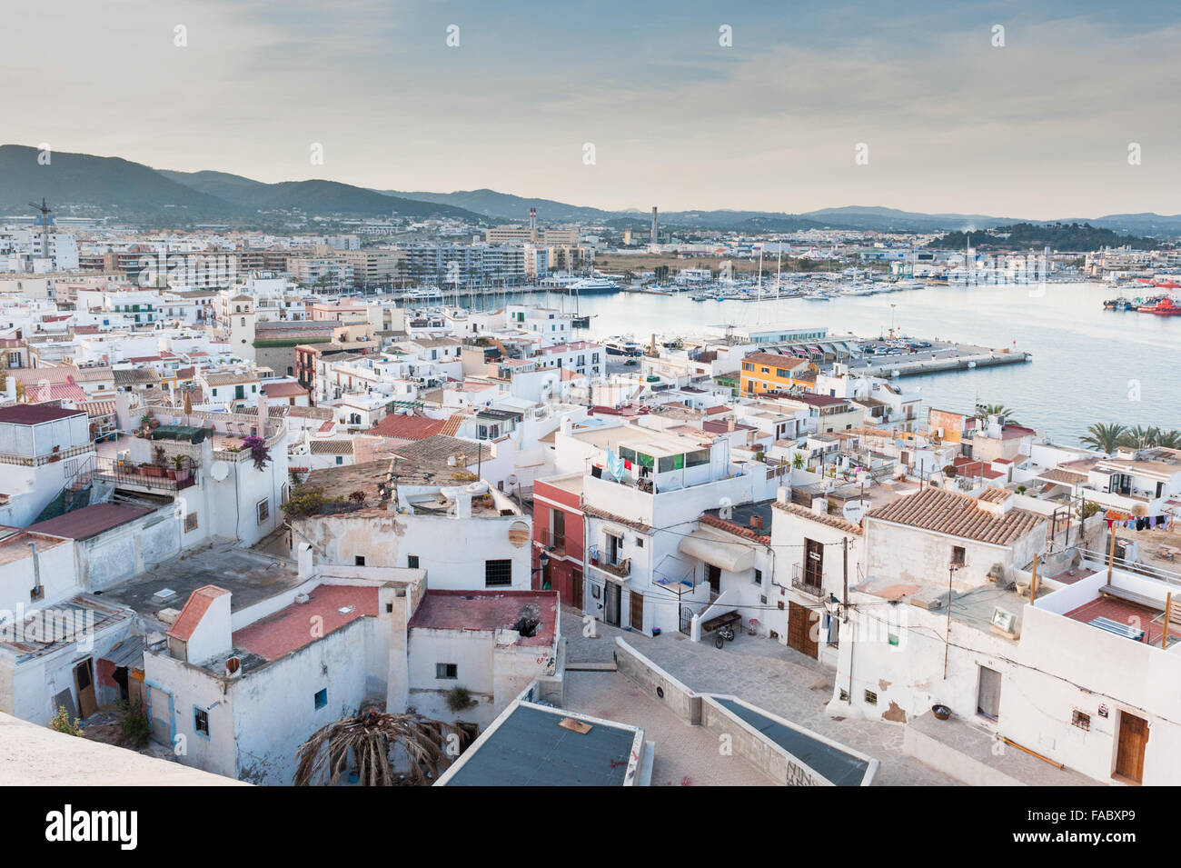 Vista del porto di Ibiza e la città vecchia, Spagna, Europa. Foto Stock