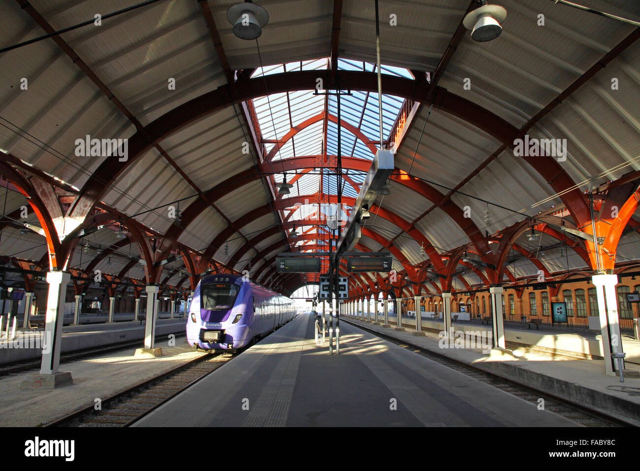 Binari del treno della stazione centrale di Malmo, Svezia. Esso serve circa 17 milioni di passeggeri ogni anno, rendendo il terzo più trafficati in Svezia Foto Stock