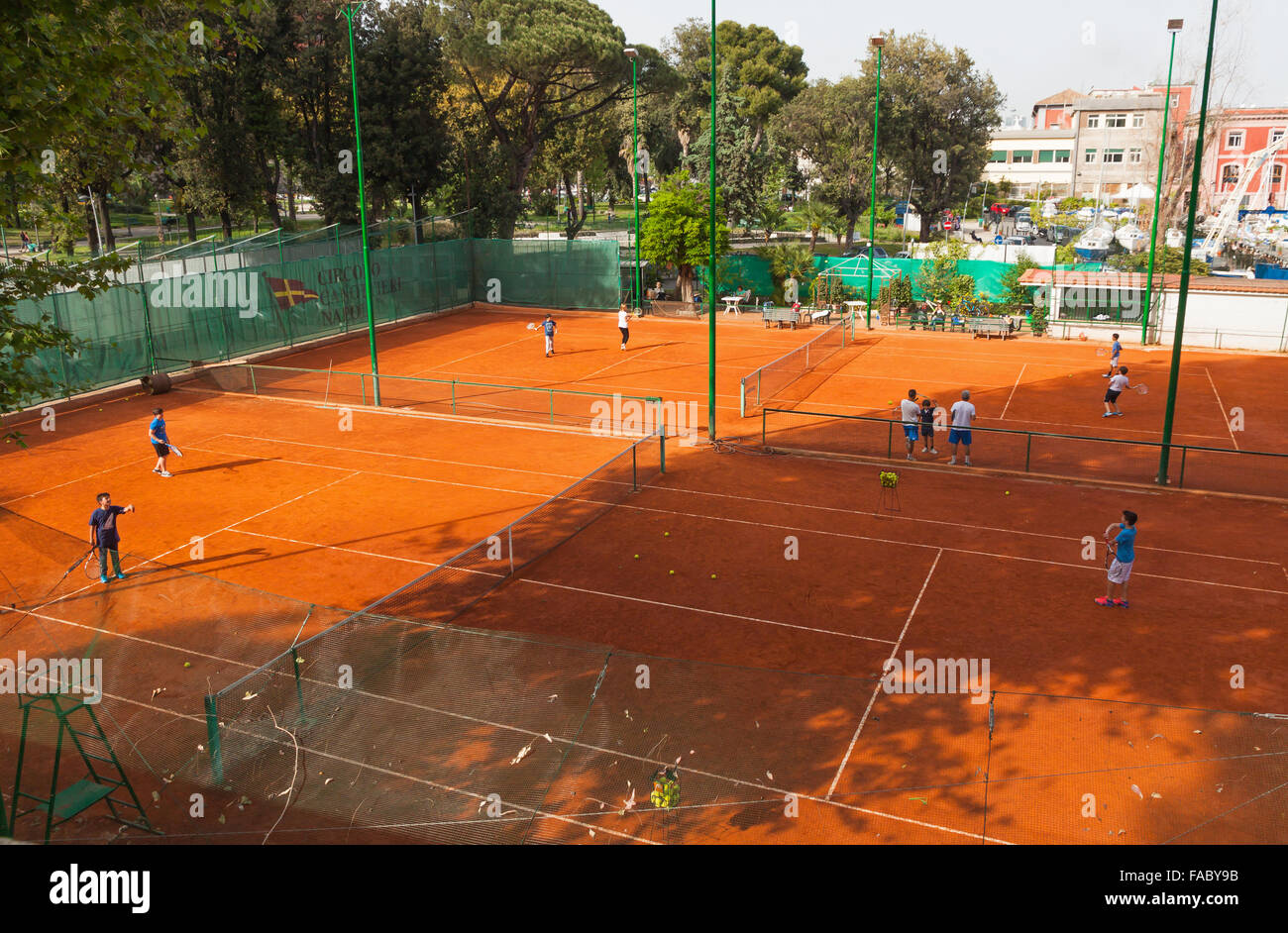 Napoli, Italia - 6 Maggio 2015: campi da tennis del Circolo Canottieri  Napoli club nel centro della città di Napoli, Italia Foto stock - Alamy