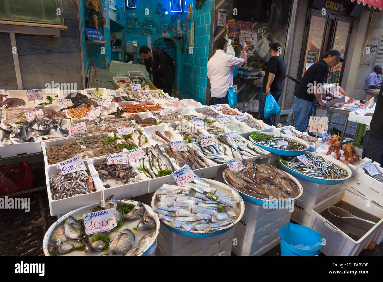 Napoli, Italia - 7 Maggio 2015: tipico italiano all'aperto al mercato del pesce con pesce fresco e frutti di mare per le strade della città di Napoli, Italia Foto Stock