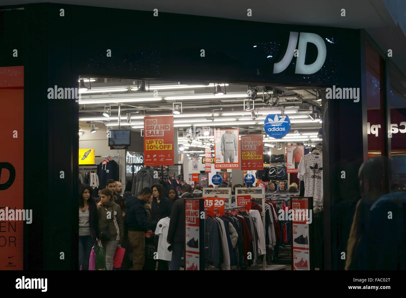 Londra, Regno Unito. 26 dicembre, 2015. Gente correre in e fuori della città di Stratford Whitefield carrello per la canzone sul Boxing day a Londra. Credito: Vedere Li/Alamy Live News Foto Stock