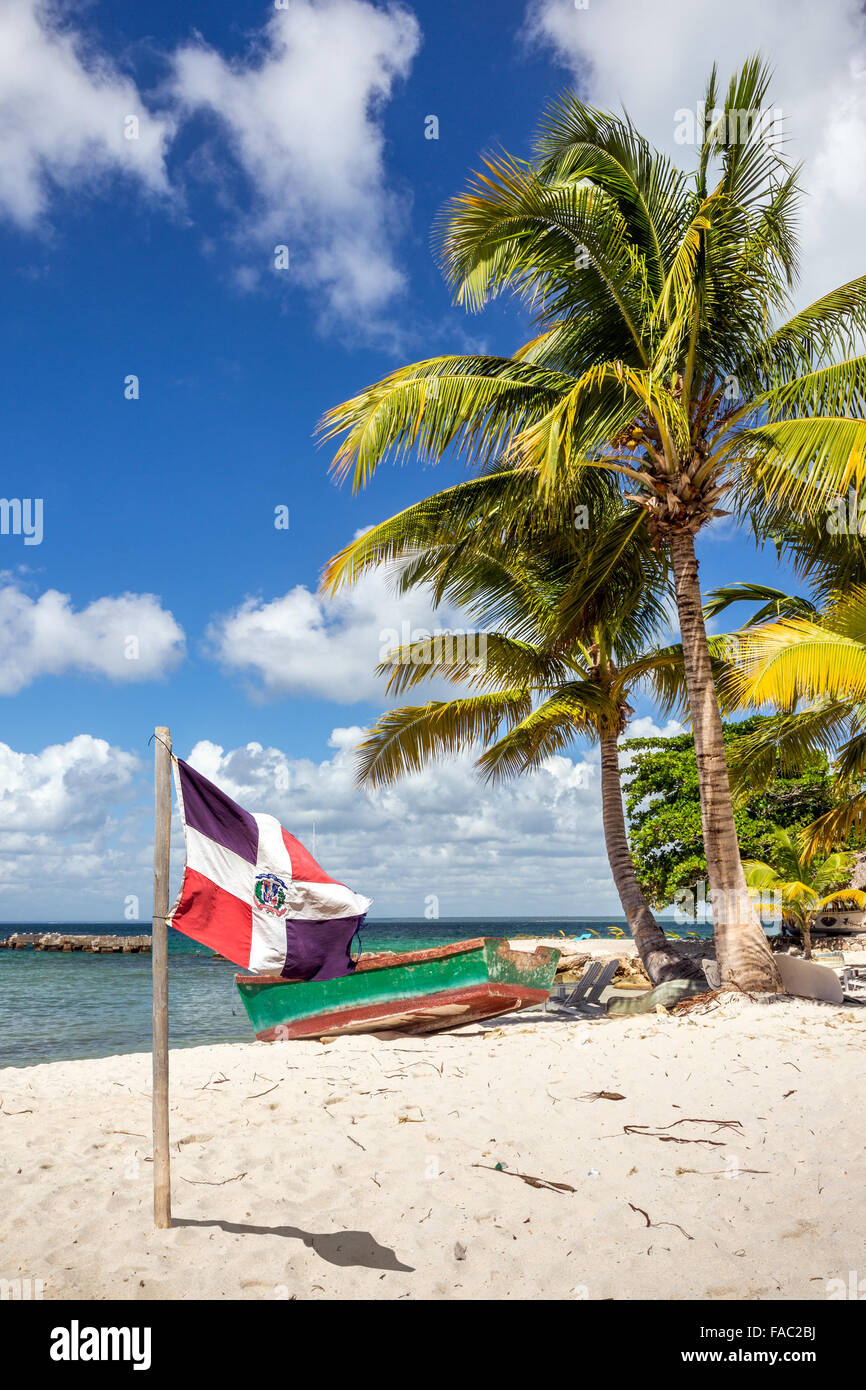 Splendida spiaggia caraibica e la bandiera della Repubblica Dominicana Foto Stock