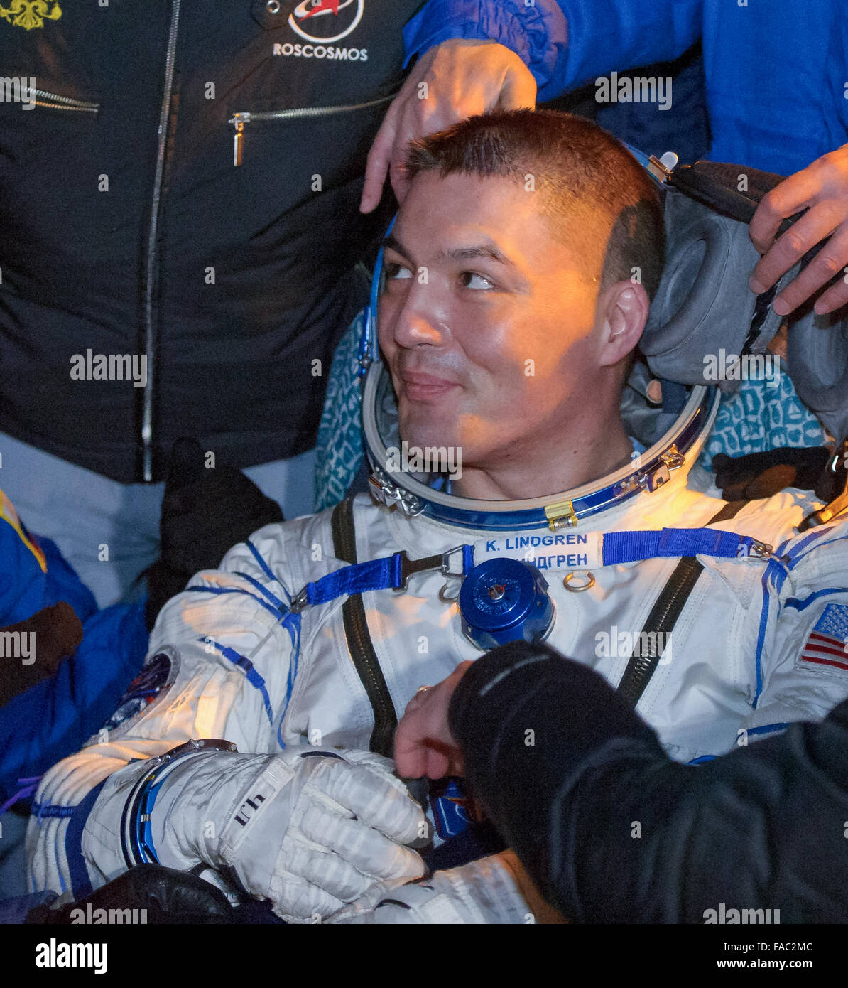 Stazione Spaziale Internazionale Expedition 45 membri dell equipaggio astronauta americano Kjell Lindgren della NASA momenti dopo lo sbarco in una zona remota del Soyuz TMA-17M veicolo spaziale 11 dicembre 2015 vicino Zhezkazgan, Kazakistan. L' equipaggio è rientrato dopo 141 giorni a bordo della Stazione Spaziale Internazionale. Foto Stock